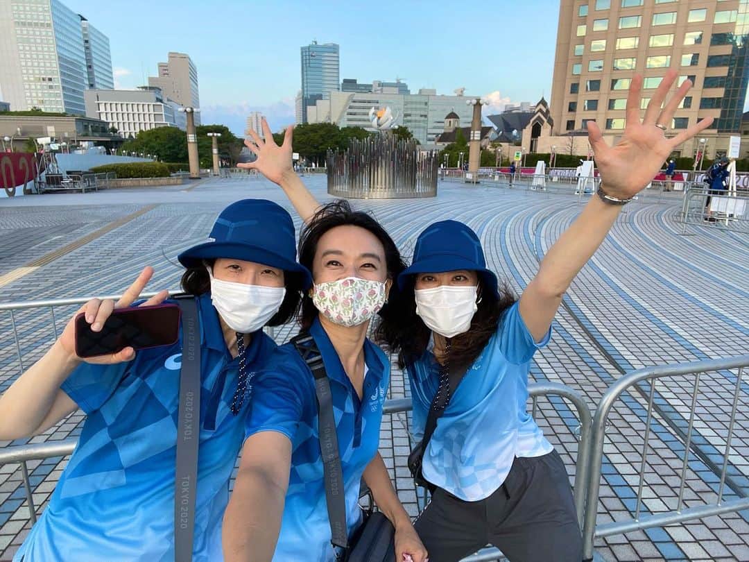 のインスタグラム：「#tokyo2020 I feel really lucky to have GREAT girlfriends whom I am very proud of (whom I’ve been friends w since middle school) to share this once in a lifetime experience!  仲良しの友人２人が、同時期に オリンピック・ボランティアをしている。 中学のときの同級生、 ３５年ほどの付き合いの友人。  トワちゃんはテニスのミックスゾーン通訳、 トモちゃんは体操競技のミックスゾーン通訳。 私は選手村のプロトコール。 それぞれ会場も仕事内容も違うけれど、 細かな情報交換をしながら 共にボランティアを務めている。  ３人のシフトの隙間、 奇跡的に重なる空き時間が、 30分だけ一致した。 これを逃したらもう３人でユニフォームで会えない ということで ３人それぞれの会場から聖火で待ち合わせし、 記念写真だけパシャリ。  ほんのちょっとの立ち話だったけれど、 なんだか、涙が出るほど感激した。 こんな風に、幼馴染と３人で経験を分かち合えるなんて。 歴史に残るこの夏に それぞれができることをしてみようと決意し、 共に実現したなんて。 尊敬できる友達と こうして繋がり続けていられるなんて。  #東京2020 #東京オリンピック #東京パラリンピック #オリンピックボランティア #選手村 #tokyo2020volunteer #olympicvolunteer #olympics #paralympics #fieldcast #聖火 #olympictorch #friends #海星」