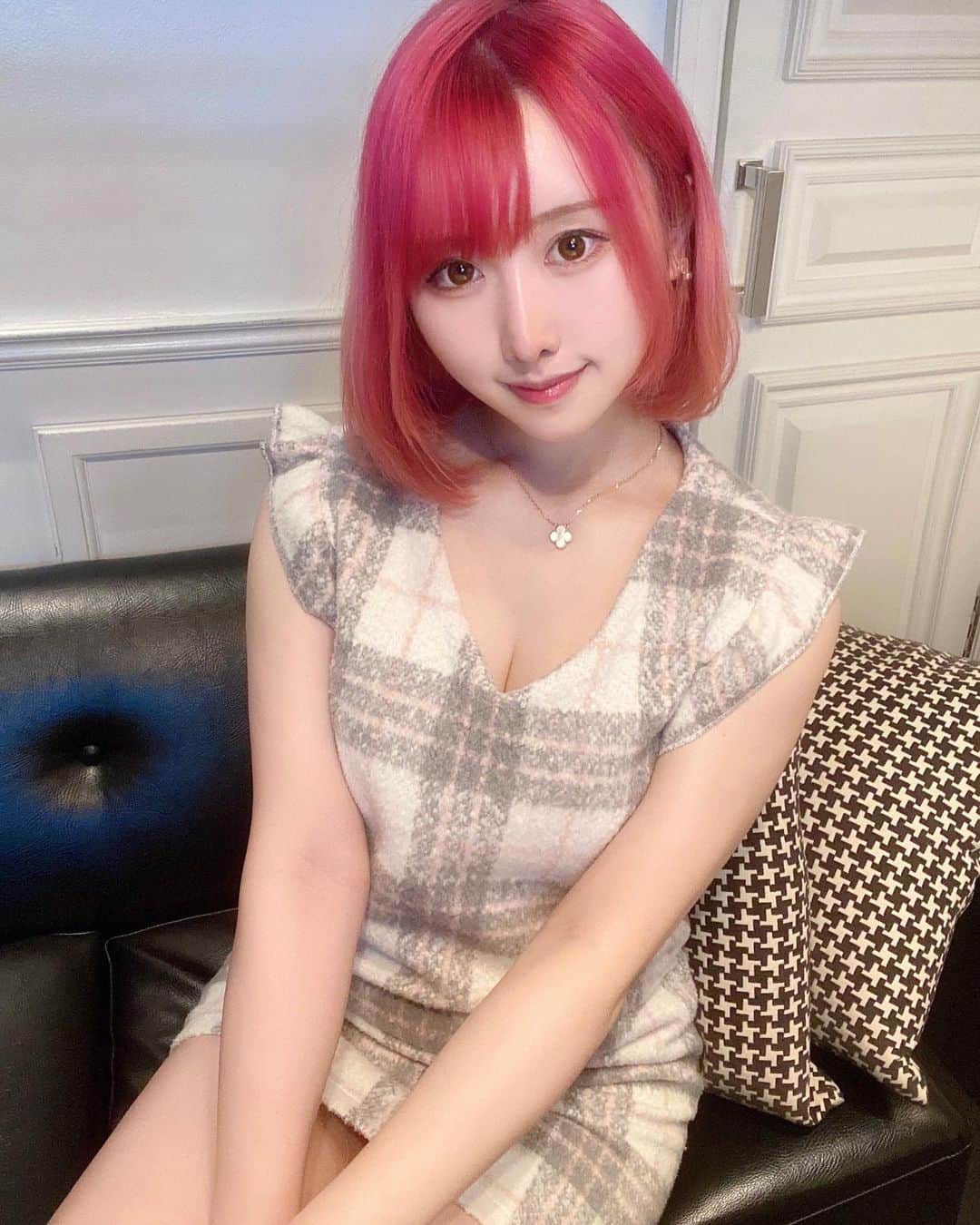 のインスタグラム：「ストーリーにあげた件でご心配おかけしました！ BIGOLIVEでの配信頻度はかなり減っちゃうと思うのですが 撮影会とファンティアと各SNSは変わらず更新していきます🙏🏼✨ イベントもコロナでどのみちたまにしかないので 出れる時は出るので引き続き応援お願いします🥰 ❁ ❁ ❁ ❁ ❁ #ピンクカラー  #コスプレ  #コスプレイヤー #cosplaygirl #cosplayer #撮影会イベント #撮影会 #レースクイーン #ワンピース #japanesegirl #アニメコスプレ  #太ももフェチ  #むちむちボディ #イベコン #コンパニオン  #メイド #メイド服 #Japanese #cosplayphotography #akihabara  #グラビア #girlcute  #cosplaysexy  #japanmodel #鳥海かう #写真好きな人と繋がりたい #ポートレートモデル #撮影モデル」