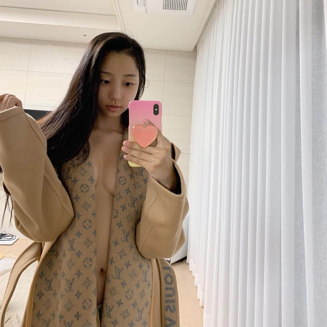 ピョ・ウンジさんのインスタグラム写真 - (ピョ・ウンジInstagram)「Sorry for the warm coat pic on a HOT summer night🤪 but everyone liked it so much from the story hehe🤍 더워 죽겠는데 겨울 코트 사진 쏘뤼… 그치만 이거 스토리 반응 오마이갓 쏘 핫!!!ㅋㅋㅋ😵‍💫  2021 New Digital Photobook🤍 If u buy both versions by 31st, You can win one of polaroids. I will pick 10 Winners😘 2021 웹화보 출시💕 7월 31일까지 두 가지 버전 모두 구매자중 10명 추첨 후, 촬영 당일 찍었던 폴라로이드 보내드려용🍎  한국 사이트 판매는 내가 체력이 될 때까지만 판매하니까 그 안에 구매 못하면 다음 시즌까지 닫힌답니다ㅠㅠ 이제 2020-1은 굼로드에서만 판매합니다. 2020-2도 다음 시즌 부터는 굼로드에서만 가능하니 참고해주세요🙏🏻  🦋한국 구매 링크 [http://pyoapple.shop.blogpay.co.kr] 🦋Purchase from Overseas [https://gumroad.com/pyoapple] 🦋日本の購入リンク [https://gumroad.com/pyoapple] 🦋Or click the link on my instagram profile 또는 인스타 프로필 링크 클릭」7月29日 21時54分 - pyoapple