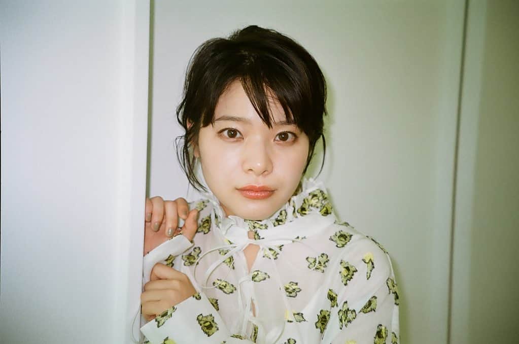 岸井ゆきののインスタグラム：「Amazon Audibleで川上未映子さんの新作小説『春のこわいもの』を朗読しました。📚 まだ外に出る前の新作小説をよむという経験をしてしまったうえ取材では川上さん本人と対談してその言葉選びに悶絶し文字にはなっていないそれこそここだけのはなしなんかもさせていただいてなんだか夢のようでした @harpersbazaarjapan  @anan_mag   毎回5〜6時間の作業でしたが『春のこわいもの』の世界に埋没しあっというまのレコーディング期間でした。 ぜひ、耳でよむ小説をおたのしみください。よろしくお願いします📚」