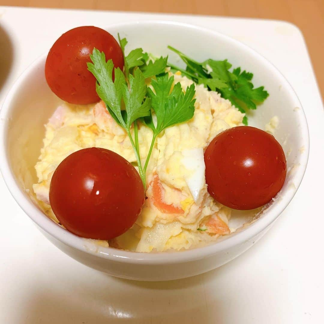 小松利昌のインスタグラム：「ポテサラ作りました。 平均点の出来！  #自炊おじさん #自炊 #ポテサラ」