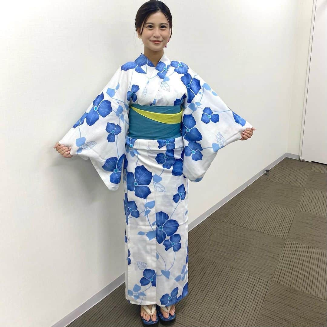 松下由依さんのインスタグラム写真 - (松下由依Instagram)「👘👘👘  今日は浴衣を着てアサデス7の生中継に🎤  「おお蔵ざらえ全九州質屋大バザール」にお邪魔しました☺︎  このバザールに出店されている 「きものや由布」さんにお借りして 着付けをしてもらいました〜🎇  自分で選ぶと暗い色ばかりになってしまうので、 爽やかなブルーは新鮮でした！  浴衣を着ると一気に夏を感じますよね。 先生、綺麗にしていただきありがとうございました💠  #浴衣 #アナウンサー  #前髪あげているのはレアかも」7月29日 22時07分 - matsushita_yui_kbc