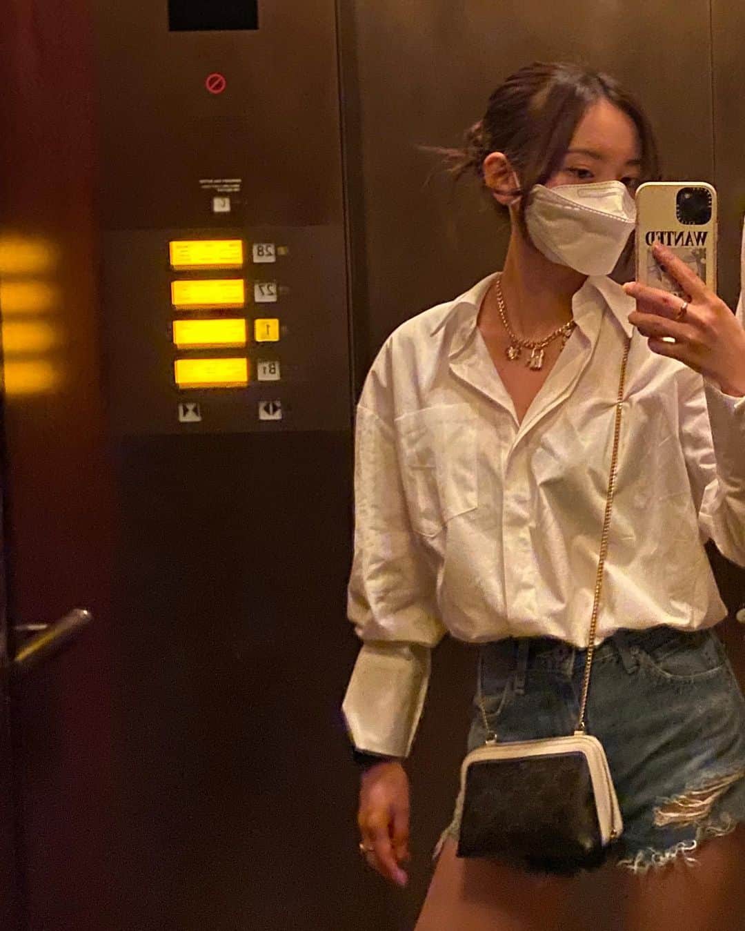 青山舞莉のインスタグラム：「내가 좋아하는 상의  @nugu__official  x MADISON KAI   overfit back point shirts  #nugu #nugustyle #madisonkai #韓国ファッション」