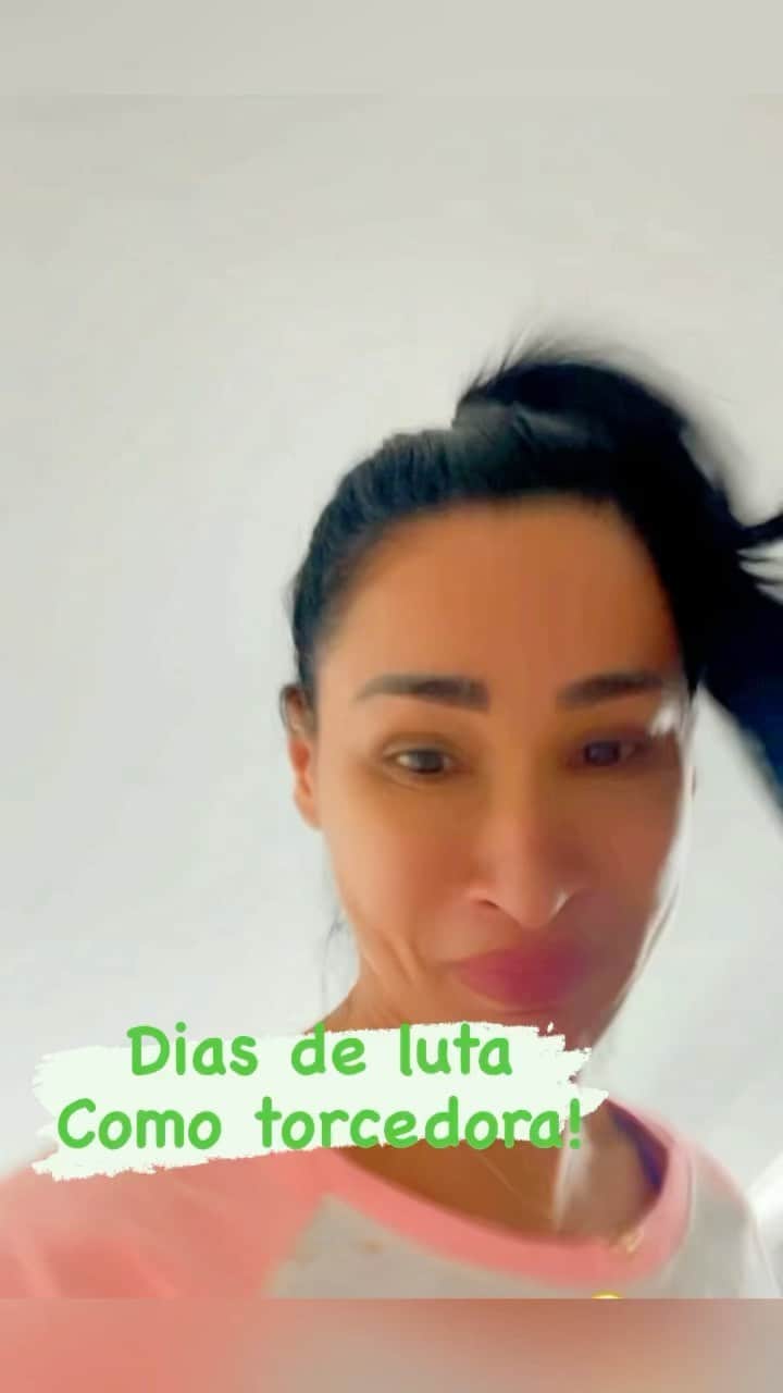 ジャケリネ・カルバリョのインスタグラム：「Eu que lute!🥴 E vivo assim nessas olimpíadas!!!🇧🇷🎉 .  #torcida #brasil #olimpiadas #olimpiadas2021 #olimpic #olimpicgames #olimpics #souassim #tbt #jogosolimpicos #vidadetorcedor #vamos #medalha」