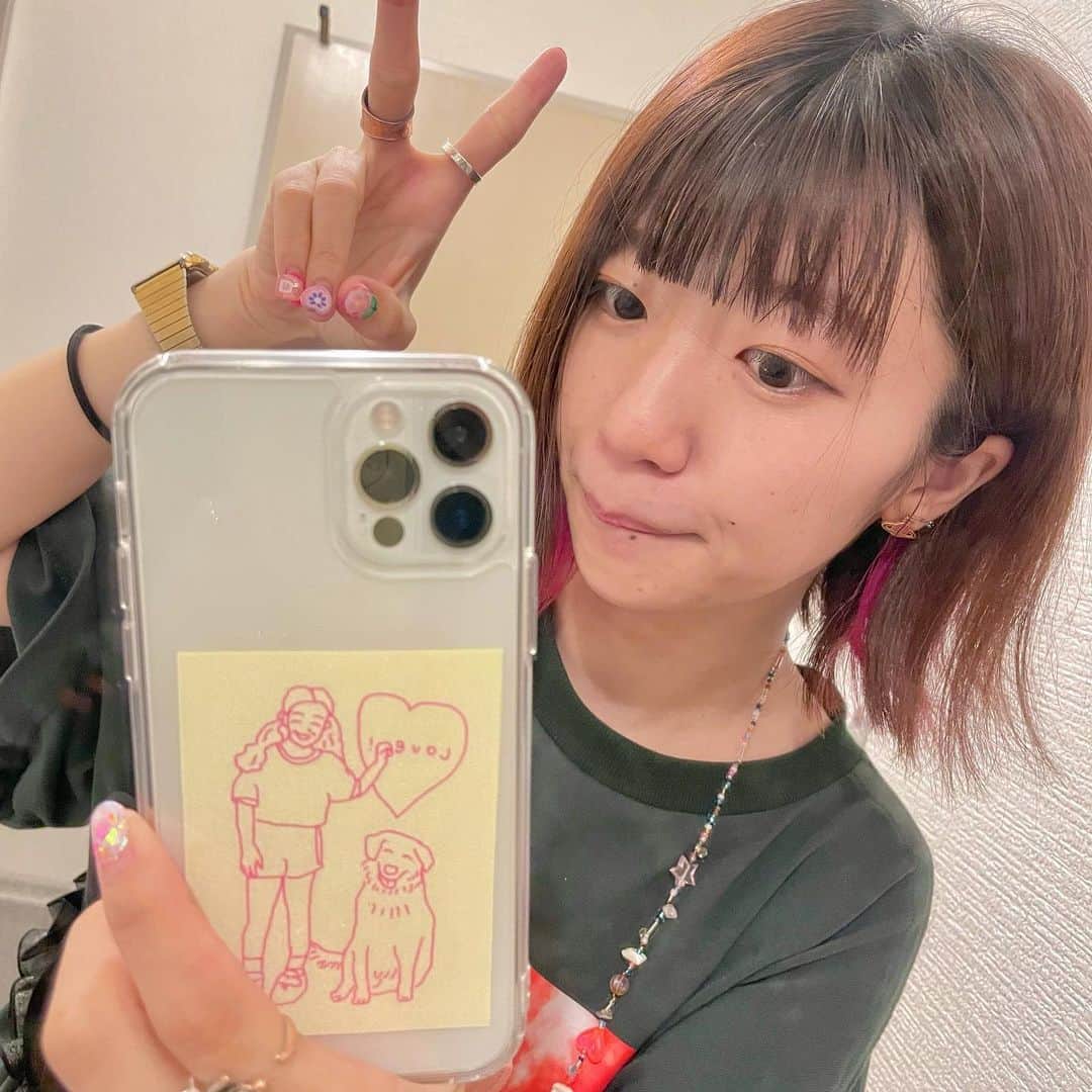 ぱいぱいでか美のインスタグラム：「でか美祭のステッカー届いた🐶 . 絶賛通販で販売中のでか美祭グッズ！ 一部商品の現物に会えました💓💓💓 これはパス風ステッカーです！ 幼少オモロでか美&愛犬の写真をイラストにしました✌🏻 こちらのグッズは販売利益をすべて 動物保護団体「NPO法人犬と猫のためのライフボート」さんへ寄付します🐶🐱 全国の動物を保護する活動のサポート少しでもできたら。 てか普通にステッカー可愛いから買ってね！ それで動物保護について興味持ってもらえたら嬉しいなー！ ステッカーは台紙ごとケースにいれたら1枚目みたいな感じで、 台紙から外したら透け感出るよっていうのが2枚目です！ 台紙外して貼った方がかわいいけど iPhoneに直貼りする勇気なかった😂 スケジュール帳には自分でハサミで切り抜いて貼った✂️ . 通販のURLはストーリーにもハイライトにもあります！ 当日現場で何を販売するのか、できるのかは また改めてアナウンスさせてください！ 感染対策とかいろいろで前もって決めきれないこと多く🙇‍♂️ . #でか美祭 #ステッカー #グッズ #動物保護 #NPO法人犬と猫のためのライフボート」