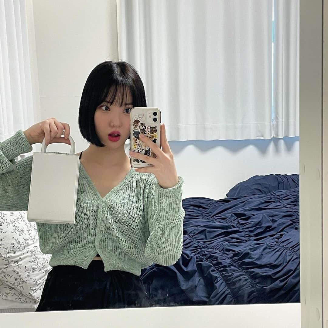 ウナさんのインスタグラム写真 - (ウナInstagram)「mirror selfie she said🤍🌻 –Nana」7月29日 22時29分 - jung.eunha