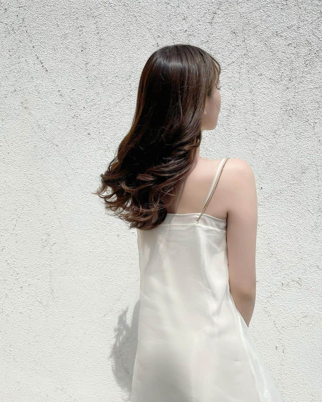 宮内理沙さんのインスタグラム写真 - (宮内理沙Instagram)「💇‍♀️💭 . この間カラー＆カット＆トリートメントしていただきました☺️ すぐ赤みが出てきてしまうのでオリーブぽい色を強く入れていただきました🌿1枚目が分かりやすいかな🤔？ なかなか写真だと色味伝えるの難しいね、、😵☀︎ . . そしえこのワンピはeimyのものです🎀 現場でブランドの方が着ていたのですがとんでもなく神々しくて女神みたいって心の声が出てしまってそこからすぐブランド聞いて真似させていただきました🤣✨ なのでこのワンピは勝手に女神ワンピと名付けています🗽 . . #026 #newhaircolor  #olive  #eimy #eimyistoire」7月29日 22時42分 - risa_miyauchi