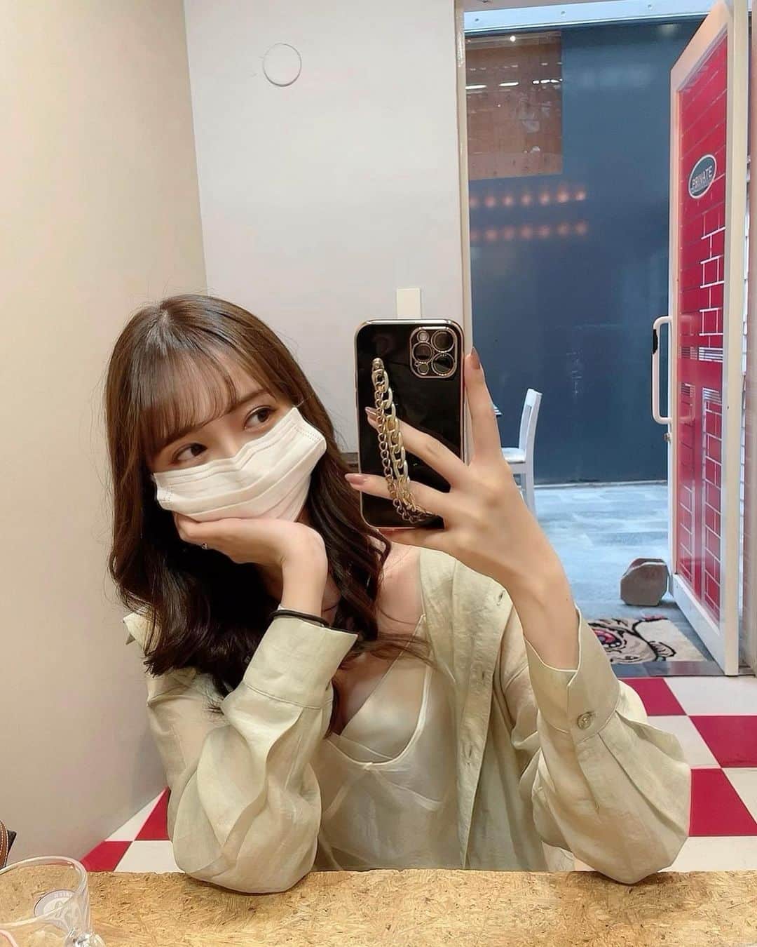 宮内理沙さんのインスタグラム写真 - (宮内理沙Instagram)「💇‍♀️💭 . この間カラー＆カット＆トリートメントしていただきました☺️ すぐ赤みが出てきてしまうのでオリーブぽい色を強く入れていただきました🌿1枚目が分かりやすいかな🤔？ なかなか写真だと色味伝えるの難しいね、、😵☀︎ . . そしえこのワンピはeimyのものです🎀 現場でブランドの方が着ていたのですがとんでもなく神々しくて女神みたいって心の声が出てしまってそこからすぐブランド聞いて真似させていただきました🤣✨ なのでこのワンピは勝手に女神ワンピと名付けています🗽 . . #026 #newhaircolor  #olive  #eimy #eimyistoire」7月29日 22時42分 - risa_miyauchi