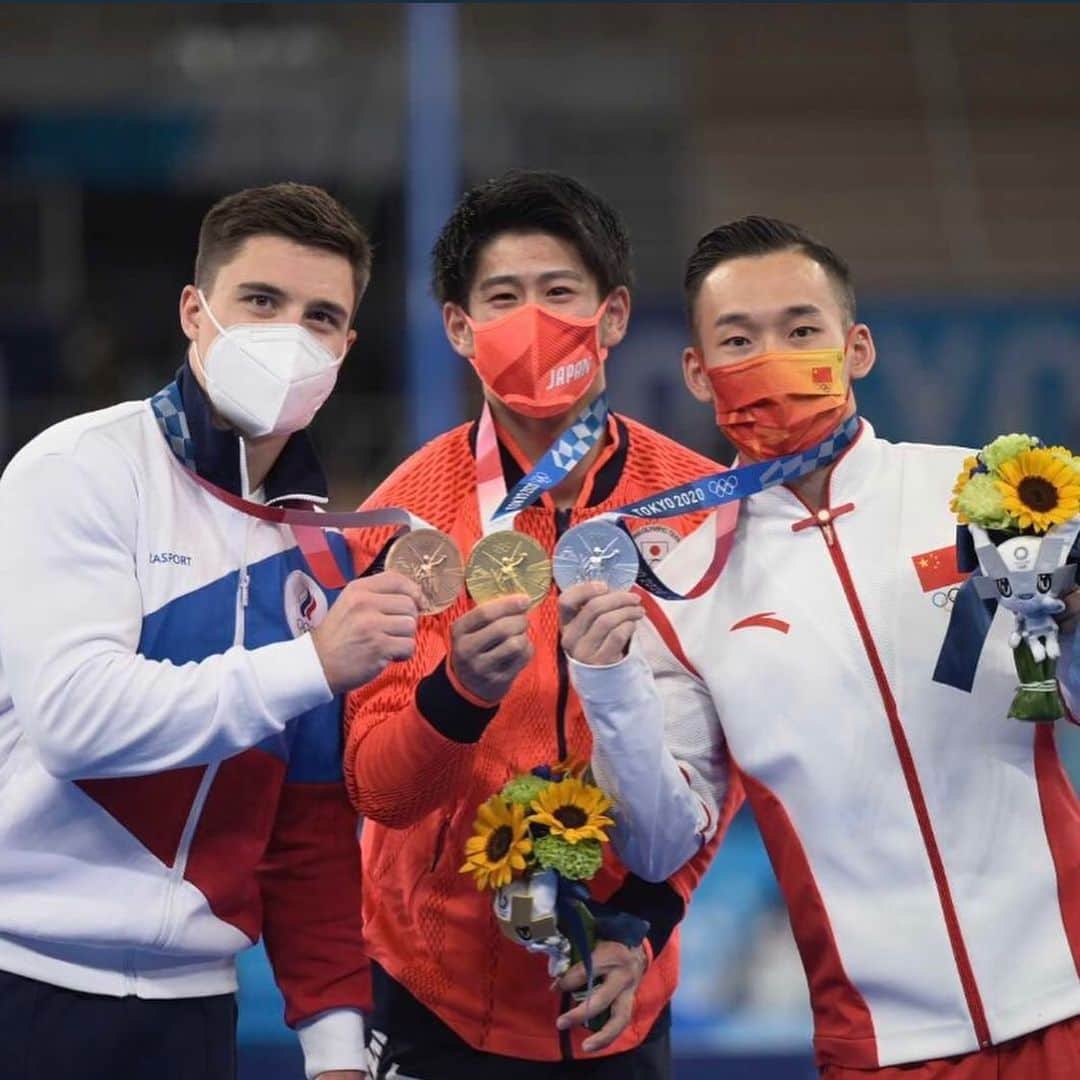 橋本大輝さんのインスタグラム写真 - (橋本大輝Instagram)「昨日男子個人総合でオリンピック金メダルを獲得することができました！🥇 　獲得することができたのは家族の支え、今まで指導してくださった方々、私に携わってくれた方々のおかげだと思います。また、東京オリンピックを開催するにあたりIOC、JOCをはじめとする携わった方々、会場や選手村でボランティアを行なっている方々に感謝しかありません。この状況下の中で私は1人でも多くの方が開催して良かったと思っていただけたら嬉しいです。祝福のメッセージも寄せられて私は多くの人に応援してもらっていると感じ、自分のことのように喜んでもらえてることが嬉しいです！ 　一方、SNSでの誹謗中傷とみられるメッセージもあります。跳馬の点数がおかしいかもしれませんがFIGから正式な採点結果が出ました。減点項目がしっかり明記されています。また、東京オリンピックという舞台で疑惑の判定となってしまう演技をしてしまったことは申し訳ありません。私たちアスリートは時には厳しい結果や点数を受け入れなければいけない時があります。今大会の私のつり輪もそうです。採点競技は主観的ではなく審査員による客観的な採点で評価されます。他の選手も知った上で体操競技というスポーツで競っていると思います。 　まだ大会は終わっていませんが今大会において多くの選手とオリンピックという舞台で競い合うことが私にとって大きな経験となりました。互いを称え合い切磋琢磨できることがスポーツの魅力であると思います。そのため国の代表選手として努力してきたアスリートを認め、称賛する人が増え誹謗中傷とみられる行為を行う人が少なくなることを願っています。🙇 　心配してくださって方々ありがとうございます。🙇種目別の鉄棒も出るので応援よろしくお願いします! #tokyo2020  #AAfinal」7月29日 22時59分 - hasshii_807