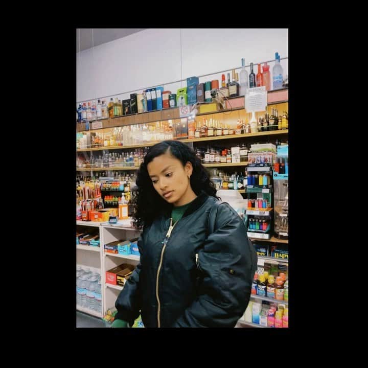 ティファニー・キャデラックのインスタグラム：「🥨 corner store blues」