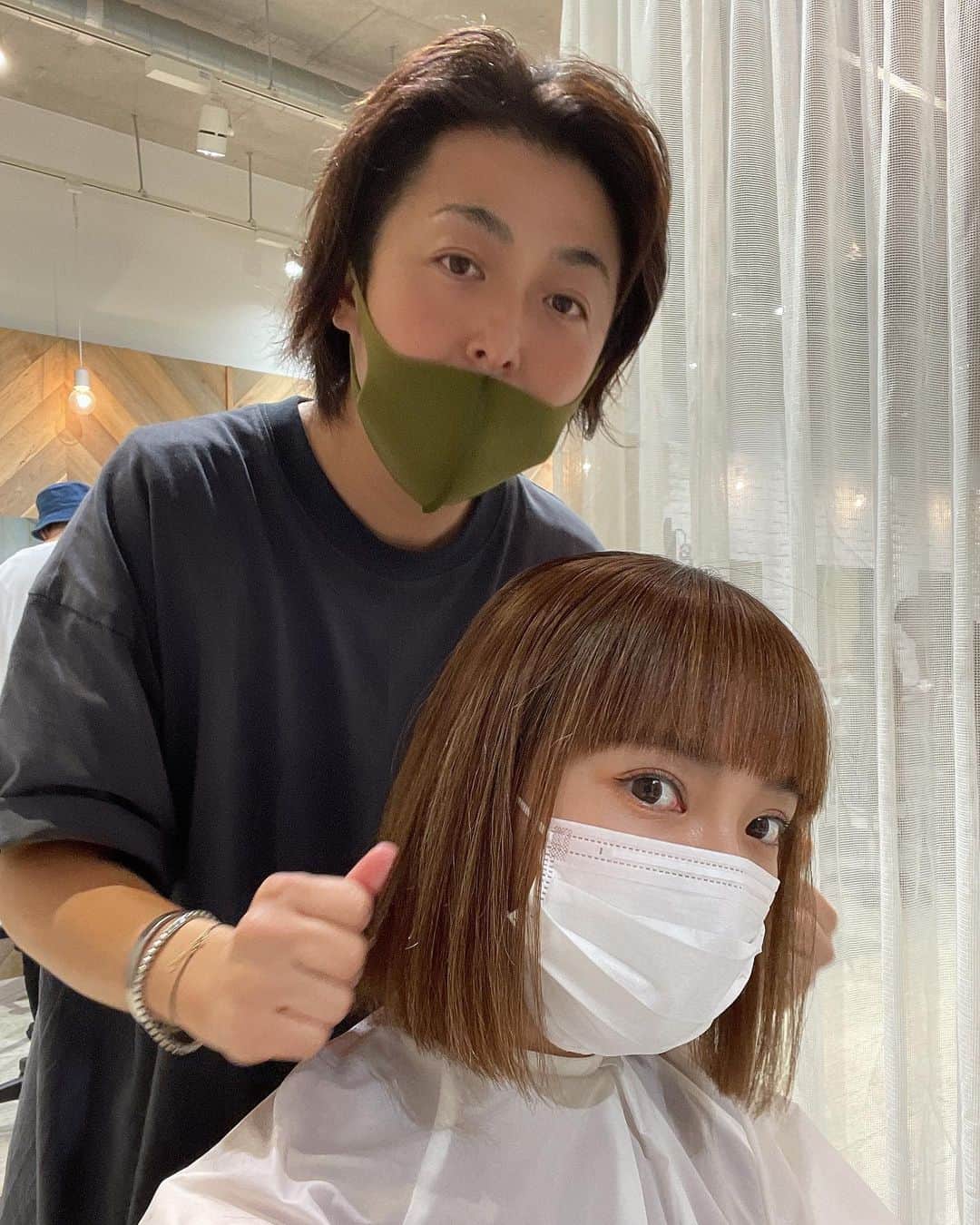 春名亜美さんのインスタグラム写真 - (春名亜美Instagram)「😗👐🏻  今メッシュを増やしてもらって、順調に髪色を明るくしていってる私ですが、やはりクセ毛がまた気になってきて、プレミアム縮毛矯正行ってきました👩🏼  前々から熱く語ってますが、クセ毛で悩んでる人はとにかく一回 @fukumototoshiya_freera に任せてみて。 その人その人の髪質に合わせて、感動の仕上がりにしてくれます！ ふくちゃん、ハードル上げてごめんね😂  前髪は相変わらず、眉の上の長さをKEEPして、 @abe0106 ちゃんにカットしてもらってます✂︎ ・ ・ ・ #freera #freera表参道 #フリーラ #前髪ぱっつん #前髪 #縮毛矯正 #プレミアム縮毛矯正 #髪質改善」7月29日 23時38分 - amiharunaami