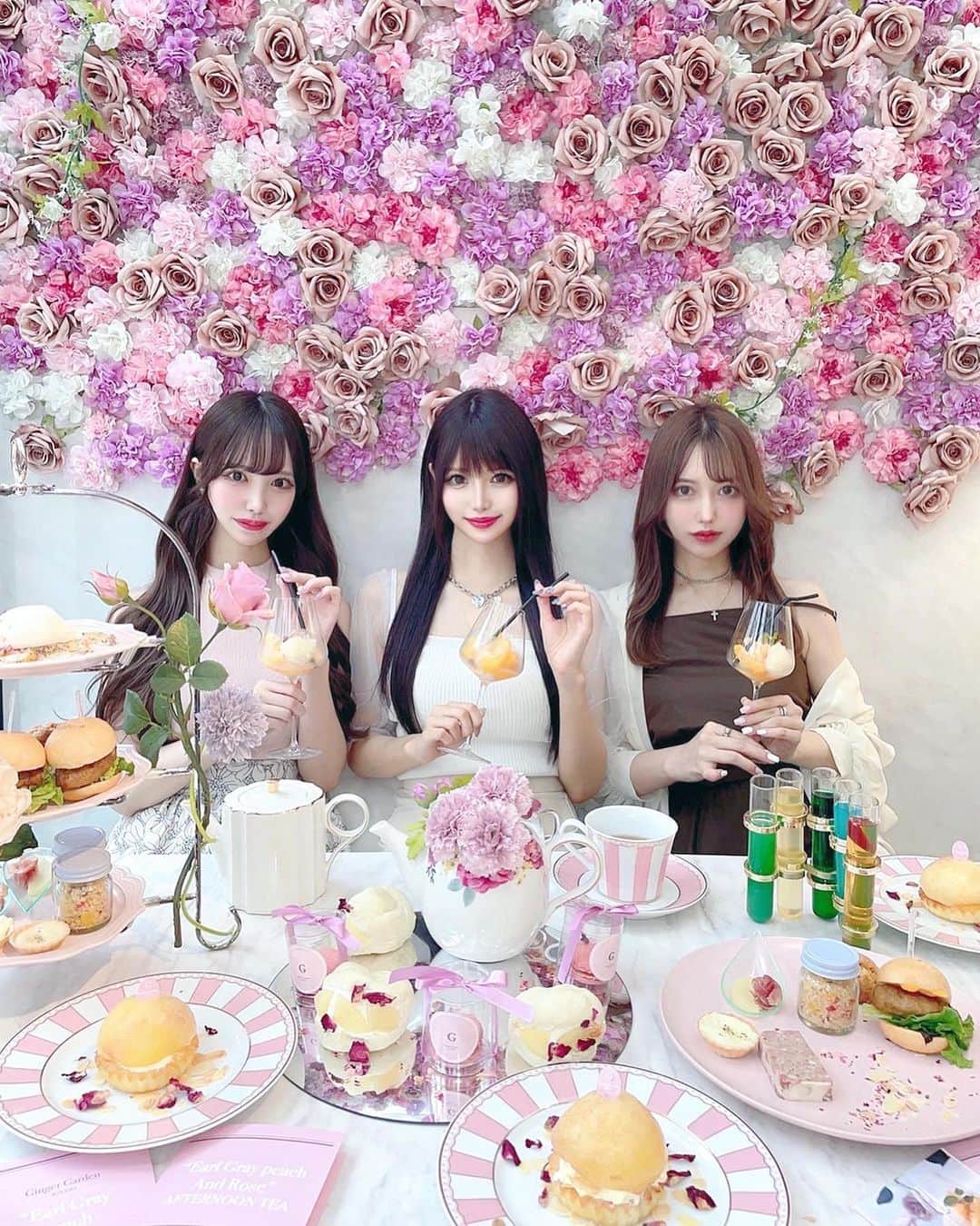 桜咲乃愛さんのインスタグラム写真 - (桜咲乃愛Instagram)「@gingergardenaoyama の新アフタヌーンティー🍴 Earl Gray peach and ROSE 🥀 へひと足先に行ってきたよ💕🧁  八百屋が経営する行列のできるうどん店で有名な フルーツ卸の大常さんの特選の桃を使った １ヶ月限定の激レア期間限定アフタヌーンティー😆💓🍑  7/26~だよっ🎶  相変わらず全てが可愛くてテンション上がった🥰💓  桃のケーキ1番最初に食べたんだけど、ひんやりしててめっちゃ美味しかった😋💓 冷えてるうちの方が美味しいから絶対一番最初に食べた方がいい🍴💕✌️  桃のdrinkも後からソーダ入れるのかわいいしアイスが溶けて甘くて冷たくて美味しかった🍹💕  美女たちと楽しくお喋りしながら素敵な時間を過ごせたよ🥰🥰🥰  また行きたいーっ💓✨  #gingergardenaoyama #アフタヌーンティー#桃スイーツ #女子会」7月30日 0時00分 - noasama1101