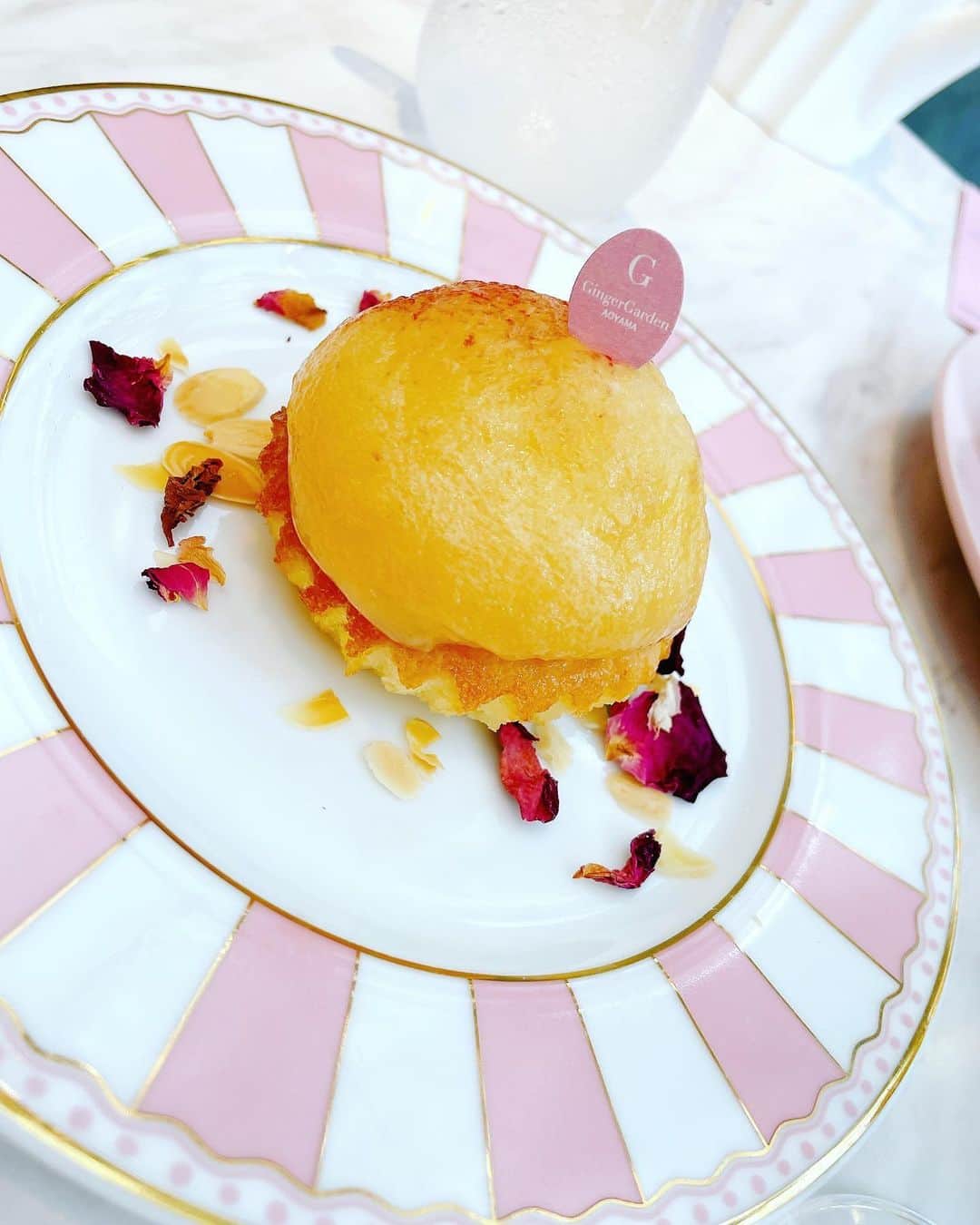 桜咲乃愛さんのインスタグラム写真 - (桜咲乃愛Instagram)「@gingergardenaoyama の新アフタヌーンティー🍴 Earl Gray peach and ROSE 🥀 へひと足先に行ってきたよ💕🧁  八百屋が経営する行列のできるうどん店で有名な フルーツ卸の大常さんの特選の桃を使った １ヶ月限定の激レア期間限定アフタヌーンティー😆💓🍑  7/26~だよっ🎶  相変わらず全てが可愛くてテンション上がった🥰💓  桃のケーキ1番最初に食べたんだけど、ひんやりしててめっちゃ美味しかった😋💓 冷えてるうちの方が美味しいから絶対一番最初に食べた方がいい🍴💕✌️  桃のdrinkも後からソーダ入れるのかわいいしアイスが溶けて甘くて冷たくて美味しかった🍹💕  美女たちと楽しくお喋りしながら素敵な時間を過ごせたよ🥰🥰🥰  また行きたいーっ💓✨  #gingergardenaoyama #アフタヌーンティー#桃スイーツ #女子会」7月30日 0時00分 - noasama1101