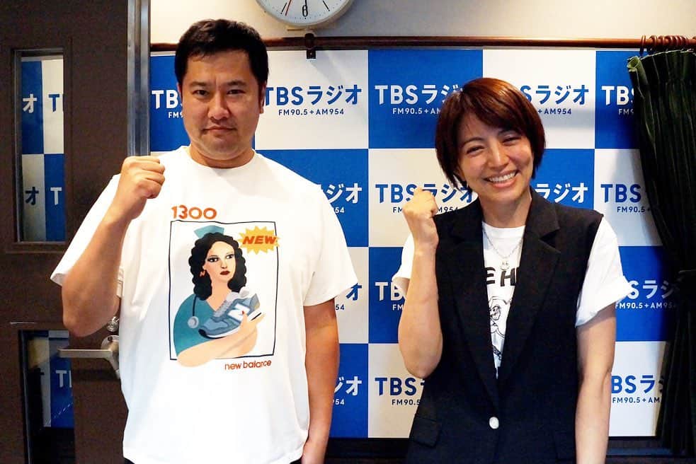 のインスタグラム：「＼木曜のハイライト／  実はしっかり、 肌着を着るタイプの 安村さん。みなが見ている前での 生着替え。というか生脱ぎ？ BGMまでお願いしちゃって、 「ホントすみませんでしたっ！（高校球児風）」   #tama954 #たまむすび #赤江珠緒 #とにかく明るい安村 #レオレオは夏休み #Twitterのフォローもよろしくです🤲」