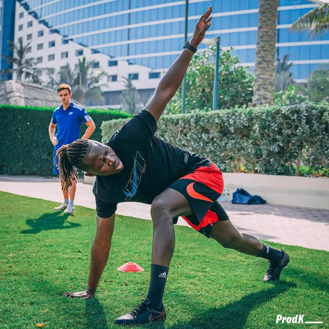 マプ・ヤンガ＝ムビワのインスタグラム：「🇦🇪⚽️ La préparation continue avec @chris_elitedxb et son équipe @elitesportsperformance_dxb ! 👊🏿  📸 @prodk____   #training #dubai #preparationphysique」