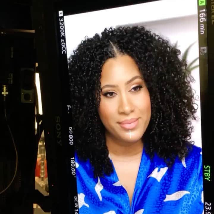 Anna Lylesのインスタグラム：「Love caring for these curls, adding volume and stretching to the perf camera ready silhouette @myieshamua filming for @sephora 💘 #annalylesgots」