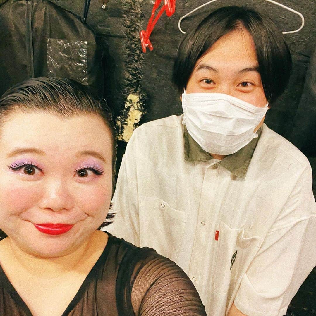 ゆめちゃんさんのインスタグラム写真 - (ゆめちゃんInstagram)「💜7月💜 ※写真の時だけマスク外してます！ 事務所ライブ『バカ爆走！』 先輩ゲストで出させて頂きました💋 事務所ライブ『どっきん！』にも 出させて頂きました💋 どうもありがとう❤️❤️❤️ . . 事務所の先輩、本田兄妹さんとシカゴポーズで写真撮らせて頂きましたの💋 お優しい先輩おふたり✨ ポーズばっちり！最高です！ 可愛い後輩ちゃんとマブダチお抹茶🍵とも会えてシカゴの女舞い上がってる❤️ . . #人力舎 #シカゴの女 #CHICAGO #ミュージカル #シカゴポーズ #事務所ライブ #ありがとうございました❤️ #ゆめちゃん #ピン芸人 #ディズニー大好き芸人 #ディズニー」7月30日 1時58分 - yumechan__1993