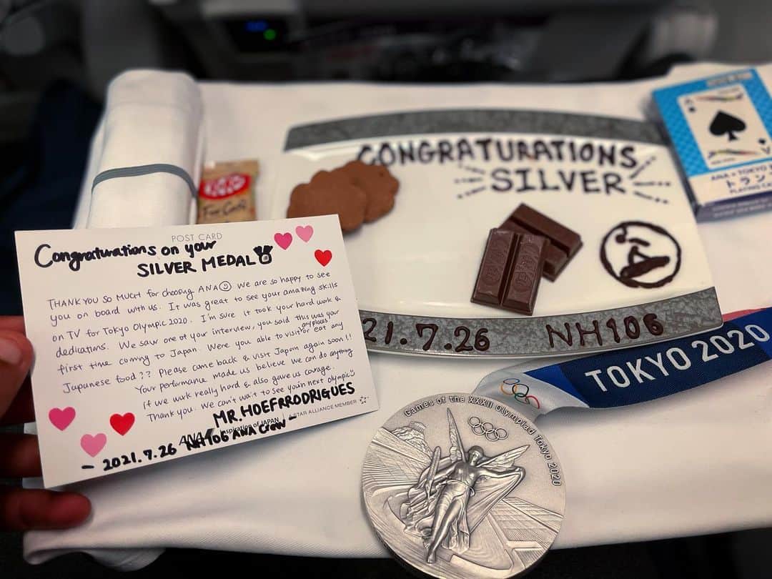のインスタグラム：「Obs: Estava Dormindo e me acordaram pra fazer essa surpresa no voo entre Tóquio e Los Angeles 😴 #Obrigado」