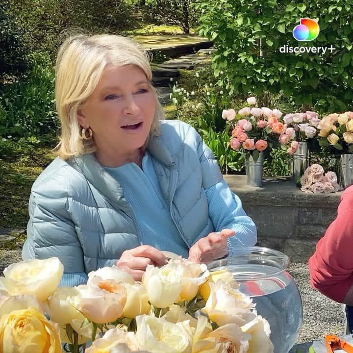 エレン・ポンピオのインスタグラム：「It’s not every day you get to make a floral arrangement with the queen herself, @marthastewart48…💐 You can now stream our episode of #marthagetsdownanddirty on @discoveryplus!」