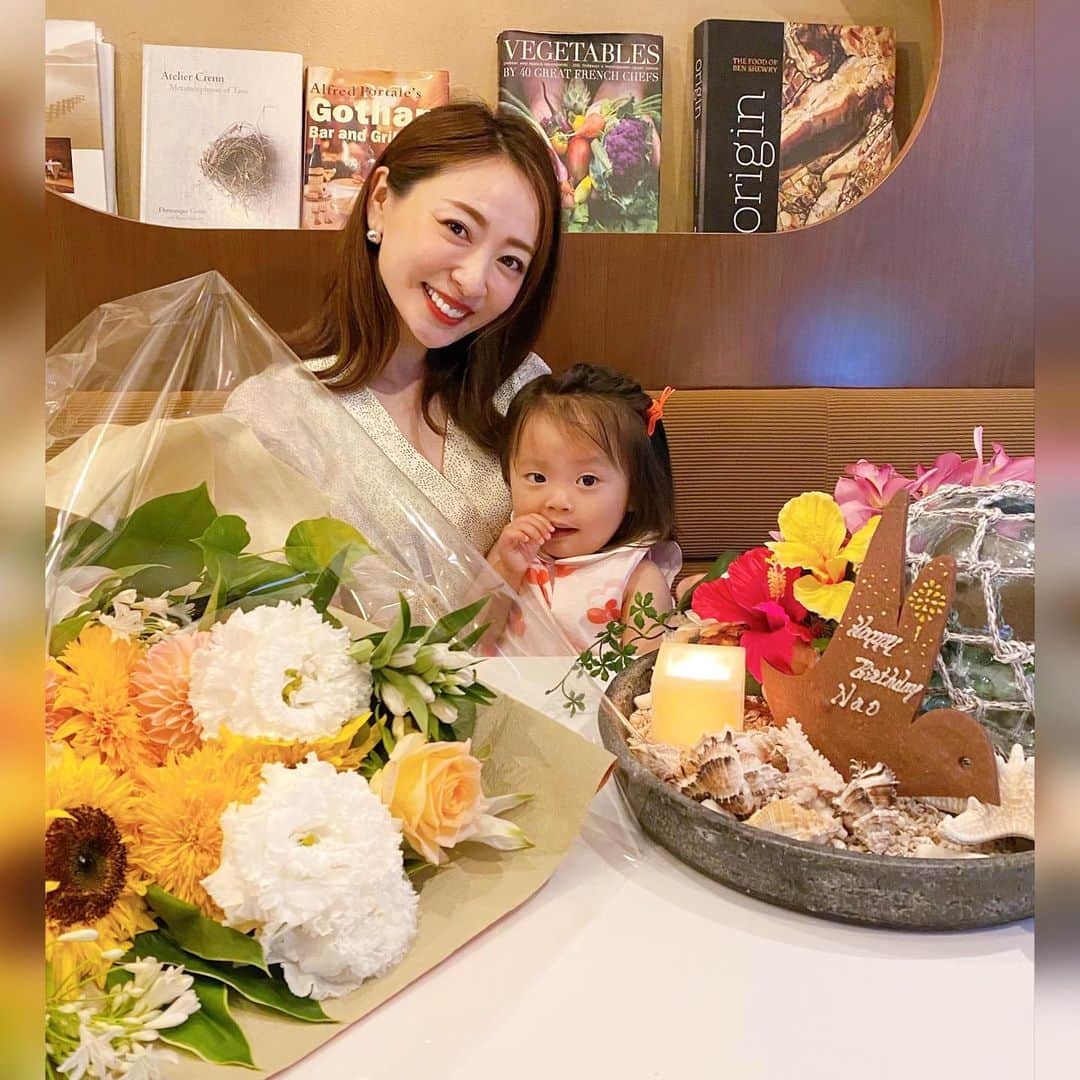 のインスタグラム：「昨日、お誕生日を迎えました🎂 またひとつ歳を重ねましたが、いつからだろう？主人が、ケーキやプレートに年齢を載せない優しさを見せるようになったのは🙄笑  昔はカウントダウンを大切にしていたけど、前夜はいつも通り23時くらいに寝て、朝は、娘に5時半から起こされたけど、お祝いのメッセージが届いててハッピーな朝でした☺️☀️ その後もたくさんメッセージくれた友達たち🥲嬉しいです🤍好きです🤍いつもありがとう🤍  お昼は家族3人で、個室ランチ😋 お料理はもちろん、ワイングラスでいただくお茶も美味しかったな🍵 計画では、娘はお昼寝予定だったんだけど失敗して、デザート来た頃に眠気ピークで、疲れ目になってますが😅 個人的にはブレてるけど、3枚目が好き！  そして夜は、主人が手料理を振る舞ってくれて、「焦げたー💦」って言ってたけど、めちゃくちゃ美味しかった😳✨  忙しい中、色々と終日のバースデープランを考えてくれた主人に感謝🙏🏻  おかあちゃん、体力の衰えに負けずに頑張ります🙌🏻笑  #お誕生日 #mybirthday #ありがとう #家族」