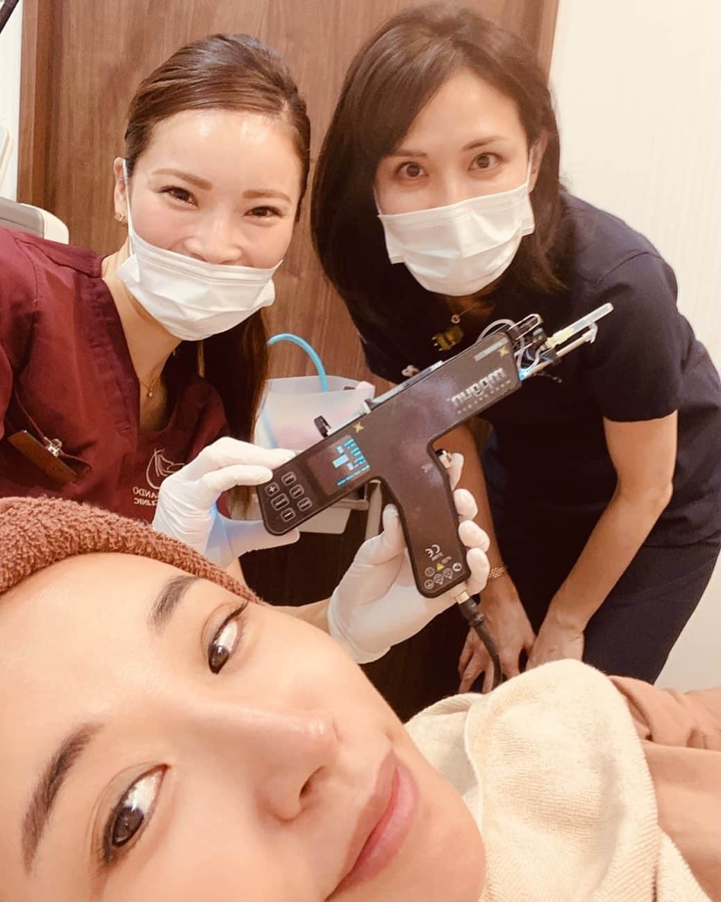 鈴木紗理奈さんのインスタグラム写真 - (鈴木紗理奈Instagram)「仕事とママ業で忙しすぎても 表参道メディカルクリニックに @omc_clinic_roppongi  @omotesando_medical_clinic  肌メンテは時間作って欠かさず来る気合い😆❣️ 今回はニキビ肌荒れ治療をメインに治療してきた。 寺井先生　@dr.misae_t  にもうほんとにニキビをどうにかして欲しい‼︎と泣きついたら メソガンっていう銃みたいなすごい機器出してきた。笑 怖。😂 でもぜんぜん痛くなかった。  【今回の治療内容】 MPガンによるメソボトックス →キメ、ハリ、毛穴引き締め、ニキビ予防  ・額とアゴのボトックス →定期メンテ  ・メガビタミン点滴 →いつもは25gでやっていますが、 疲れがひどいので今回は50g  ・ニキビの圧出＋ニキビプラセンタ注射 →今できているニキビの根治治療  ・リジュラン注射 →アゴのニキビ跡を目立たなくする治療」7月30日 11時39分 - munehirovoice