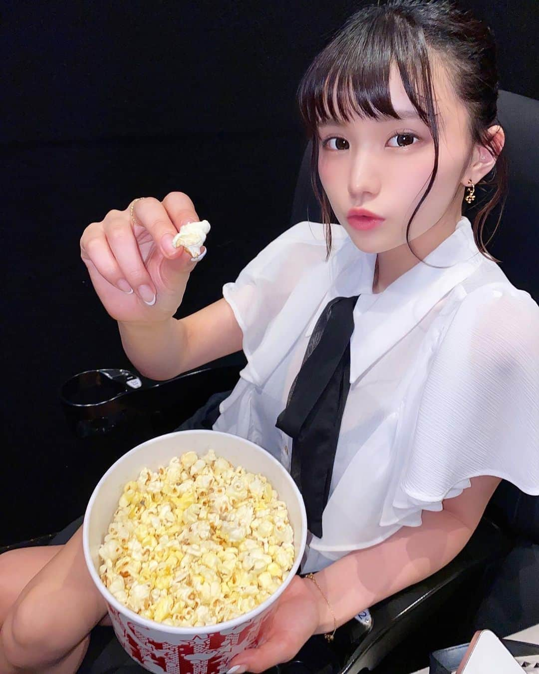 みもれもんさんのインスタグラム写真 - (みもれもんInstagram)「Yesterday I saw an anime called "Dragon and Belle Princess" at the movie theater!  The video and song were delicate and I was moved and cried at the end 🤣🎞🎬 ・ ・ こんにちは〜🍋🍿 昨日は久しぶりに映画館に 行って来たょ〜⊂( ・ ̫・ )⊃三🎬💓 ＂竜とそばかすの姫 ＂を見たんだけど 最後は感動して泣き過ぎました😂笑 曲が良くて帰ってきてからも聞いてるょ👂 みんなが最近みた映画はありますか〜？ オススメがあれば教えて下さい♡ ・ ・  #mimoremon #camera #Japan #fashion #japanese #2021 #みもれもん #インスタグラビア #ショートヘア #ボブ #黒髪 #黒髪ボブ#カメラ #日本女孩 #大人女子 #一个人生活 #日本女孩 #竜とそばかすの姫」7月30日 11時54分 - mimore_mon0929