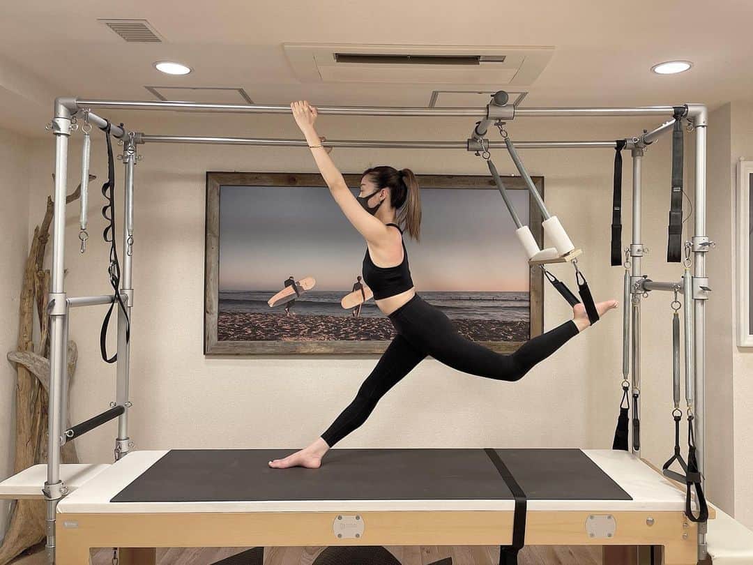 Ruuのインスタグラム：「pilates.  学生時代から妹のように愛してくれる姉の元でpilates♡ 身体は生活習慣が全て出てくるのでまずは正しい位置や姿勢を教えて貰うだけでも本当に変わる。ダンスもいいトレーニングだけど筋肉のつき方が偏ったり自分では行き届かないトレーニングが出来るのでとりあえず終わった後は飛ばそうなくらい身体も軽いし🕊ターンも一生回れそうなくらい体幹が整います。  メンテナンスも大切だな~と感じるお年頃です。🥰笑  @katoyayoi_official」