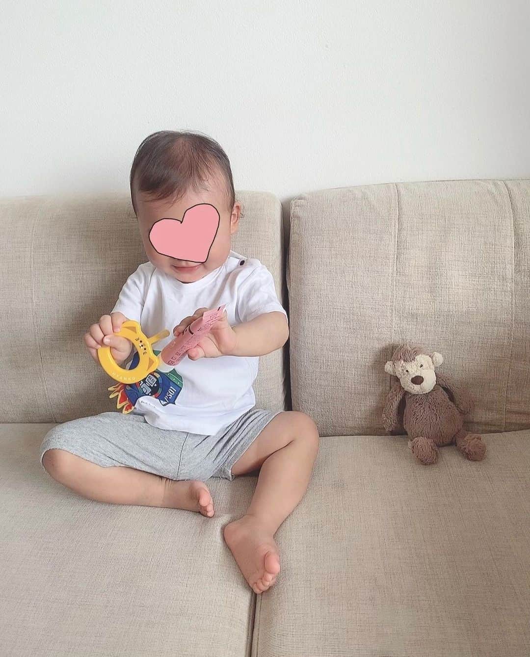 一ノ瀬恋のインスタグラム：「おいしい歯磨き粉🪥  @alito_kids_official  子供用の歯磨き粉なんだけど ピーチ味で結構気に入ってた🍑💕  使い方は2種類あって ☑お口の中にジェルを広げるだけ ☑歯磨きに使うと効果的  息子は歯磨き嫌がるから 飲み込んでも安全な物なので口にジェルを広げれるだけ広げて磨けるとこは磨いてってかんじに食後に必ず使ってます🤣👍💕  気に入りすぎてそのまま食べたがる息子😂笑  #pr #子供用歯磨き #歯磨き」