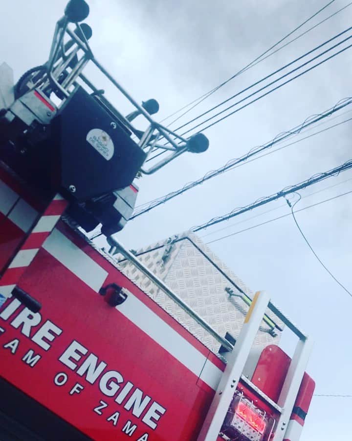 おんむすのインスタグラム：「たまたま外出てて帰り道煙があがってて、うちの目の前で落雷あったって近所の婆さんが教えてくれた。#thehouseisburning」