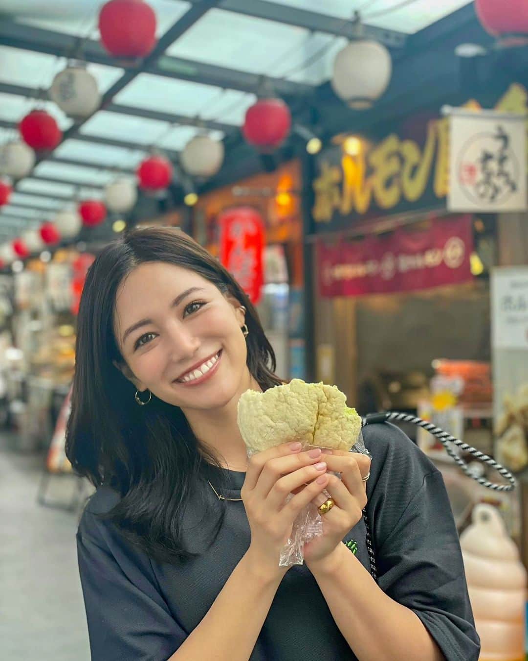 石井里奈さんのインスタグラム写真 - (石井里奈Instagram)「こんにちは💗 今日は里奈ログ@海老名IC . キャンプ途中で海老名SAに寄り道🚗 大好きなぽるとがるのメロンパンを🍈💗 . 大学はポルトガル語学科だったので、ポルトガル関連のものは何かと自然に惹かれてしまいます😎🌴🌺笑 . オーソドックスなメロンパンを💗 程よく甘くて美味しい〜❣️ 友達はメロンソーダの味がするとか言ってたけど私はメロンの味だと思います🥸笑 . 今週実はワクチンの副作用でだるかったり発熱して大変だったのですがすっかり元気になりました❣️✨ みんなも健康に気をつけてね！ . ラスト金曜日、頑張っていきましょう！ . #りなまるグルメ #グルメ女子 #グルメ #ぽるとがる #メロンパン #海老名 #海老名サービスエリア #海老名グルメ #サービスエリア #ドライブ #キティ #キティちゃん #ドライブデート #drive #drivein #sa #ebina #melon #メロンソーダ #パン #パン好き #bread #breadstagram #kitty #kittycat #食べ歩き #ランチ #パン屋 #ポルトガル #portugal」7月30日 12時08分 - ri7tin1025
