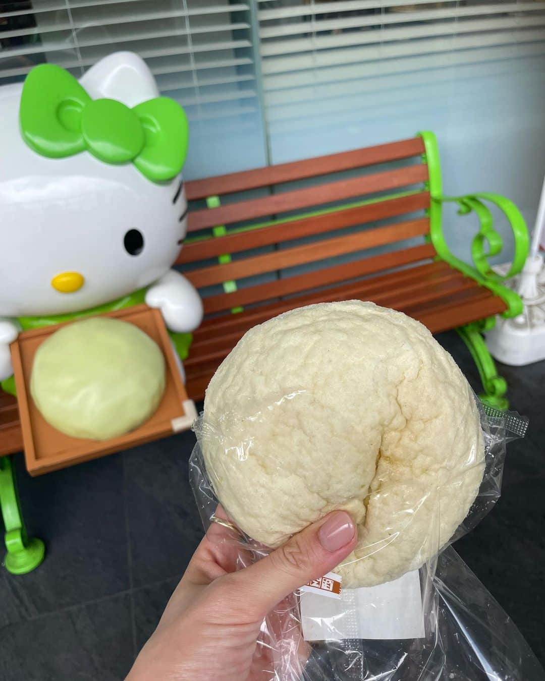 石井里奈さんのインスタグラム写真 - (石井里奈Instagram)「こんにちは💗 今日は里奈ログ@海老名IC . キャンプ途中で海老名SAに寄り道🚗 大好きなぽるとがるのメロンパンを🍈💗 . 大学はポルトガル語学科だったので、ポルトガル関連のものは何かと自然に惹かれてしまいます😎🌴🌺笑 . オーソドックスなメロンパンを💗 程よく甘くて美味しい〜❣️ 友達はメロンソーダの味がするとか言ってたけど私はメロンの味だと思います🥸笑 . 今週実はワクチンの副作用でだるかったり発熱して大変だったのですがすっかり元気になりました❣️✨ みんなも健康に気をつけてね！ . ラスト金曜日、頑張っていきましょう！ . #りなまるグルメ #グルメ女子 #グルメ #ぽるとがる #メロンパン #海老名 #海老名サービスエリア #海老名グルメ #サービスエリア #ドライブ #キティ #キティちゃん #ドライブデート #drive #drivein #sa #ebina #melon #メロンソーダ #パン #パン好き #bread #breadstagram #kitty #kittycat #食べ歩き #ランチ #パン屋 #ポルトガル #portugal」7月30日 12時08分 - ri7tin1025