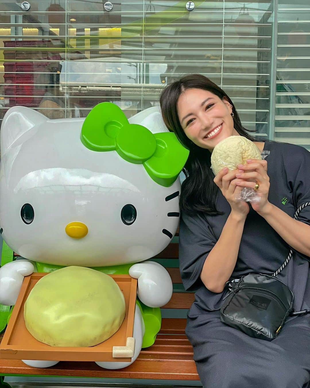 石井里奈さんのインスタグラム写真 - (石井里奈Instagram)「こんにちは💗 今日は里奈ログ@海老名IC . キャンプ途中で海老名SAに寄り道🚗 大好きなぽるとがるのメロンパンを🍈💗 . 大学はポルトガル語学科だったので、ポルトガル関連のものは何かと自然に惹かれてしまいます😎🌴🌺笑 . オーソドックスなメロンパンを💗 程よく甘くて美味しい〜❣️ 友達はメロンソーダの味がするとか言ってたけど私はメロンの味だと思います🥸笑 . 今週実はワクチンの副作用でだるかったり発熱して大変だったのですがすっかり元気になりました❣️✨ みんなも健康に気をつけてね！ . ラスト金曜日、頑張っていきましょう！ . #りなまるグルメ #グルメ女子 #グルメ #ぽるとがる #メロンパン #海老名 #海老名サービスエリア #海老名グルメ #サービスエリア #ドライブ #キティ #キティちゃん #ドライブデート #drive #drivein #sa #ebina #melon #メロンソーダ #パン #パン好き #bread #breadstagram #kitty #kittycat #食べ歩き #ランチ #パン屋 #ポルトガル #portugal」7月30日 12時08分 - ri7tin1025