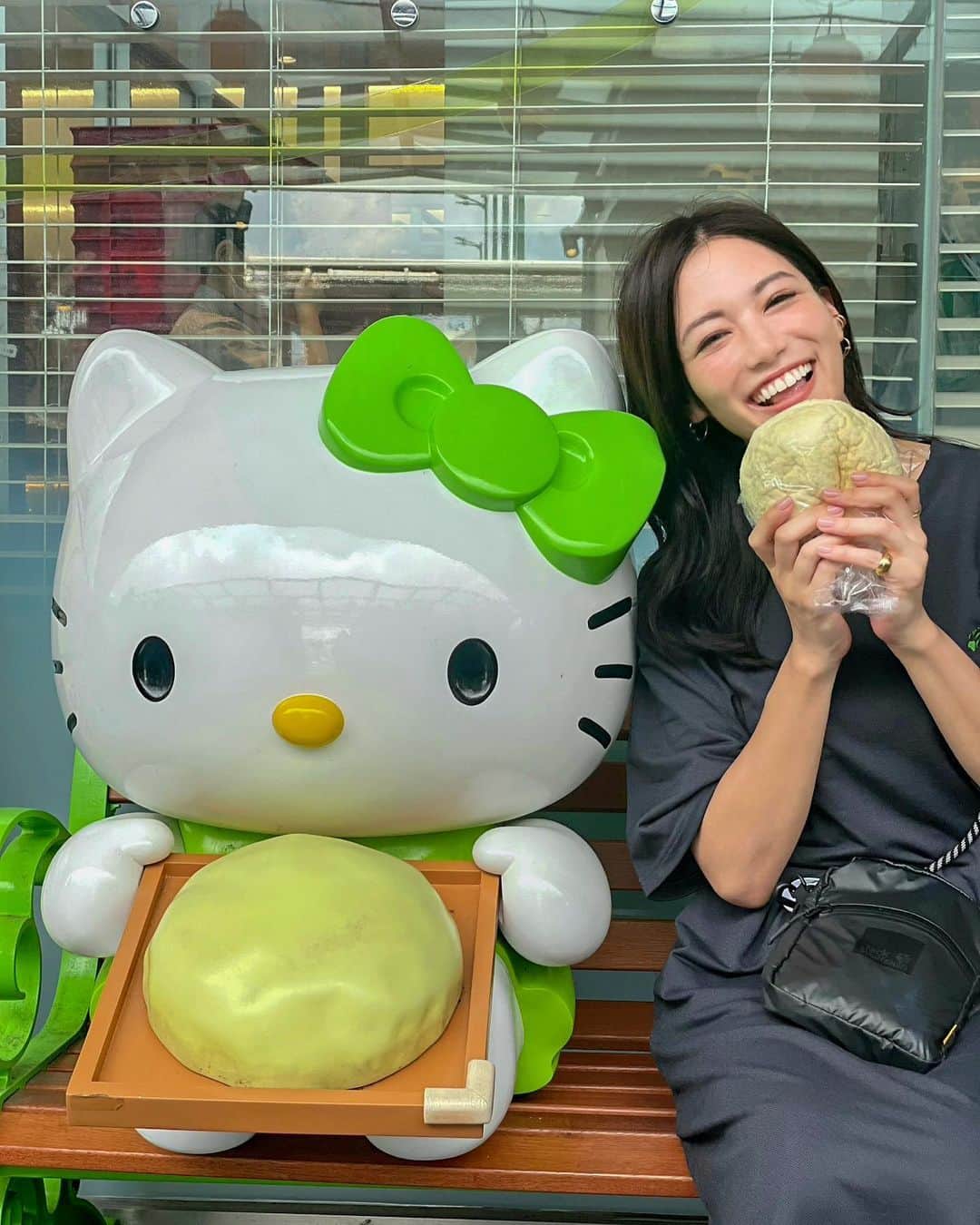 石井里奈さんのインスタグラム写真 - (石井里奈Instagram)「こんにちは💗 今日は里奈ログ@海老名IC . キャンプ途中で海老名SAに寄り道🚗 大好きなぽるとがるのメロンパンを🍈💗 . 大学はポルトガル語学科だったので、ポルトガル関連のものは何かと自然に惹かれてしまいます😎🌴🌺笑 . オーソドックスなメロンパンを💗 程よく甘くて美味しい〜❣️ 友達はメロンソーダの味がするとか言ってたけど私はメロンの味だと思います🥸笑 . 今週実はワクチンの副作用でだるかったり発熱して大変だったのですがすっかり元気になりました❣️✨ みんなも健康に気をつけてね！ . ラスト金曜日、頑張っていきましょう！ . #りなまるグルメ #グルメ女子 #グルメ #ぽるとがる #メロンパン #海老名 #海老名サービスエリア #海老名グルメ #サービスエリア #ドライブ #キティ #キティちゃん #ドライブデート #drive #drivein #sa #ebina #melon #メロンソーダ #パン #パン好き #bread #breadstagram #kitty #kittycat #食べ歩き #ランチ #パン屋 #ポルトガル #portugal」7月30日 12時08分 - ri7tin1025