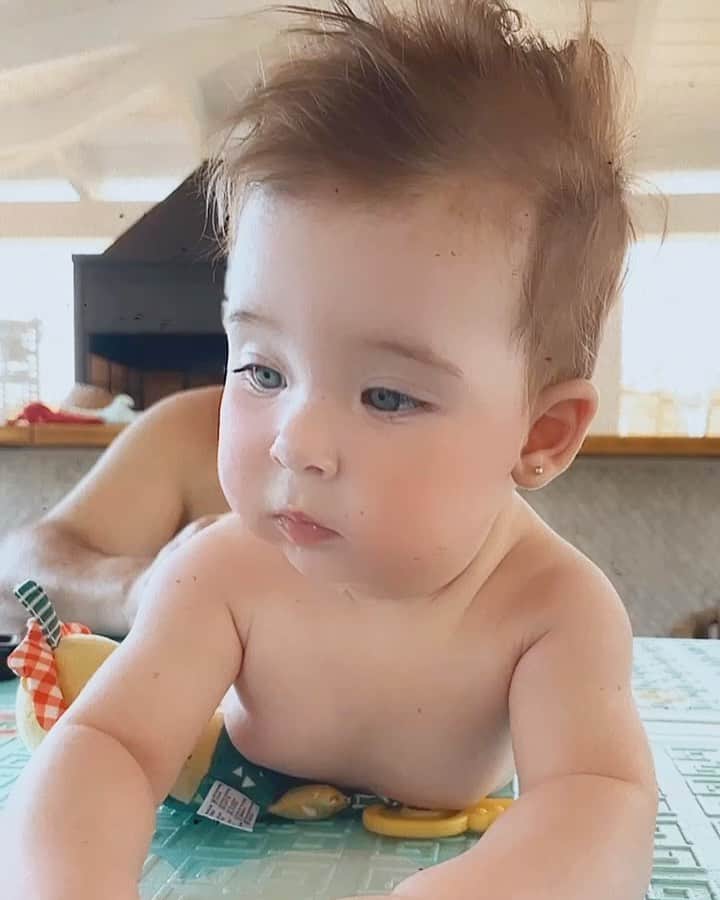 エドゥルネのインスタグラム：「No se a quien se le cae más la baba, si a Yanay o a mí!!!! 🤤😍💕   P.D: Lo del pelo ni lo comento 😂🥰 #Yanay #MiBebita #Verano2021 #Babydurne」