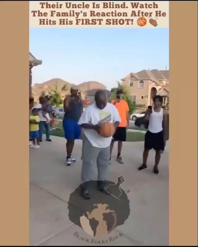 ブリトニー・スピアーズのインスタグラム：「This made me cry 🥺 ... he’s blind but he still made it and his family is so proud of him 🏀🏀🏀 !!!!!」