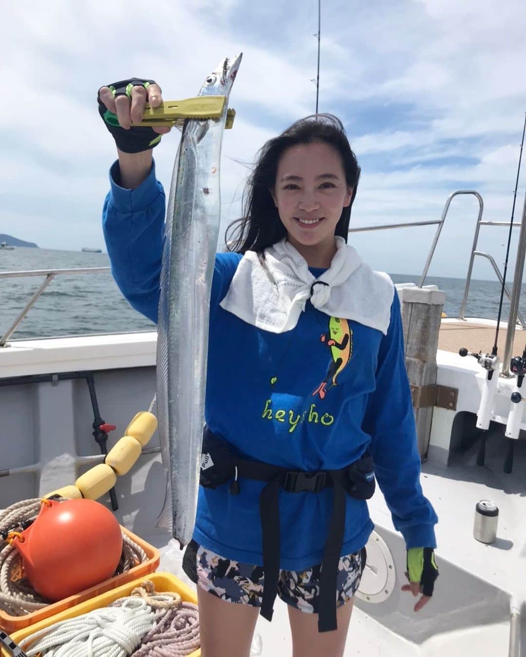 矢野由希子のインスタグラム：「しっぽの切れたタチウオが釣れたとき。 テンヤにきびなごを巻きつけたよ。  #タチウオ #太刀魚 #タチウオテンヤ #釣り #釣りるれろ #🎣」