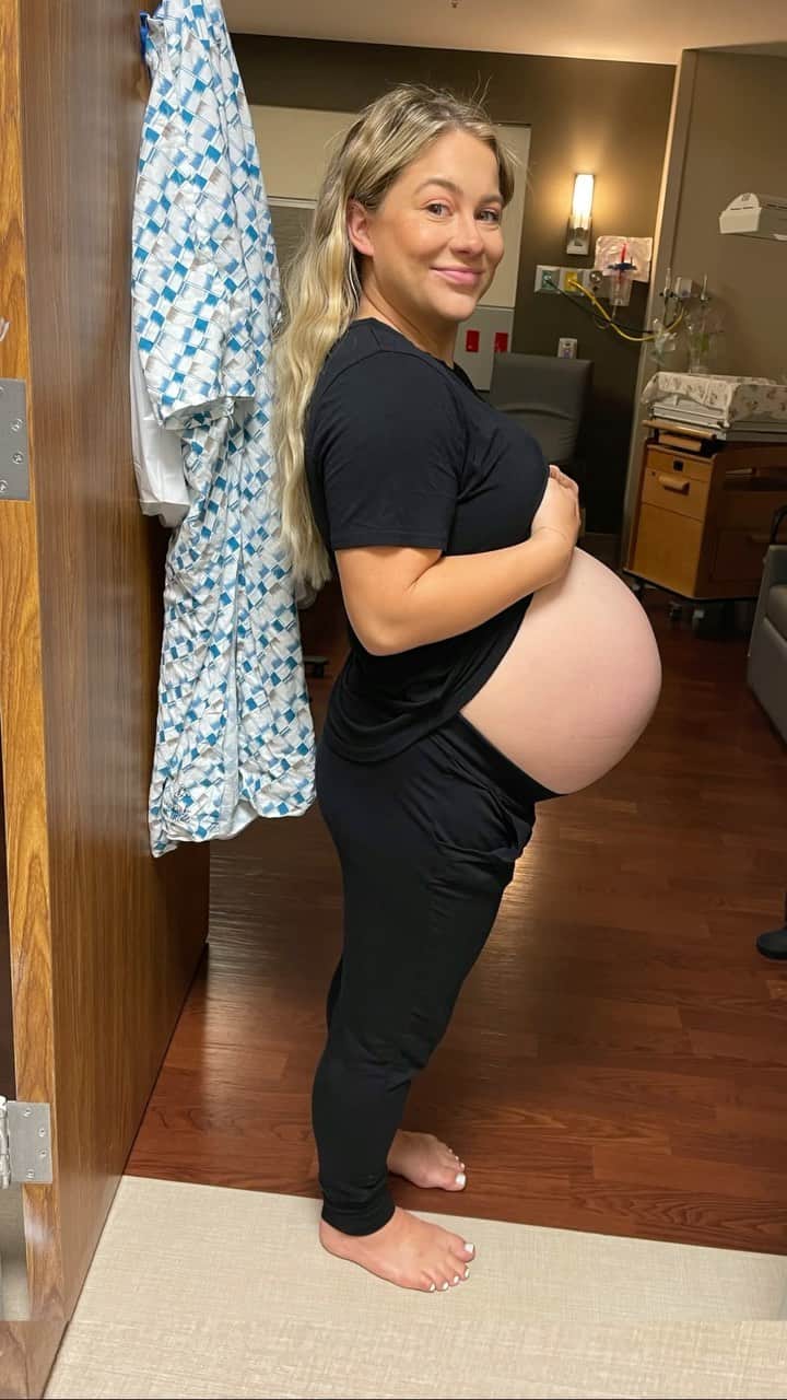 ショーン・ジョンソンのインスタグラム：「9lbs 13oz baby boy 😊 man... pregnancy and babies are miracles」