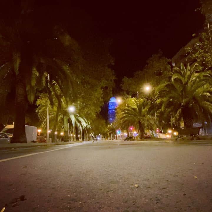野崎雅也のインスタグラム：「夜のダッシュ  #españa#spain#スペイン #barcelona#バルセロナ #夜ラン#夜ダッシュ #torreglories」