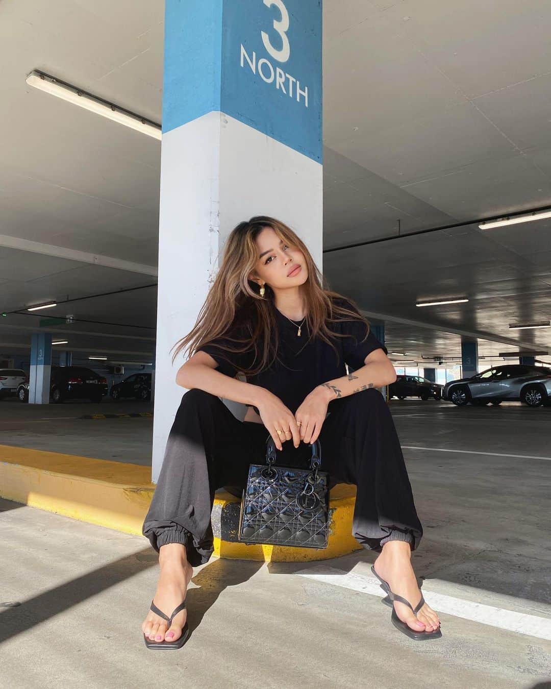 リリーマイマックのインスタグラム：「All black in @revolve 🖤 happy Friday everyone 😇」