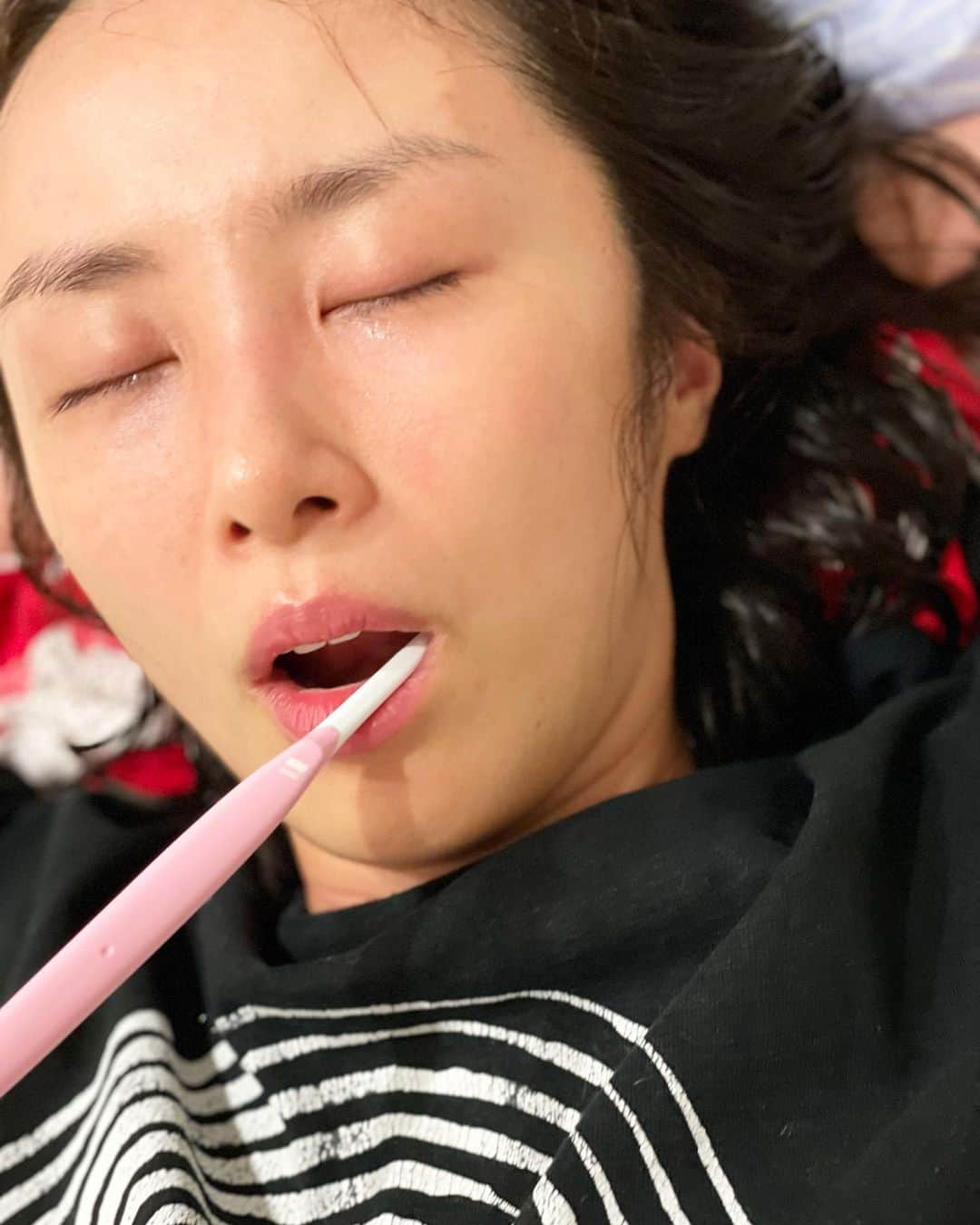 山口もえのインスタグラム：「・  歯磨きしながら寝落ちしてる姿を激写された😱🌀 おちおち寝落ちもできやしない。笑 撮影したのは中2の長女📸  #寝落ちくらいゆっくり寝かせてよ #かしゃかしゃ音がして すぐに起きましたわよ👀✨ #寝落ち#おちおち寝てられない#💤」