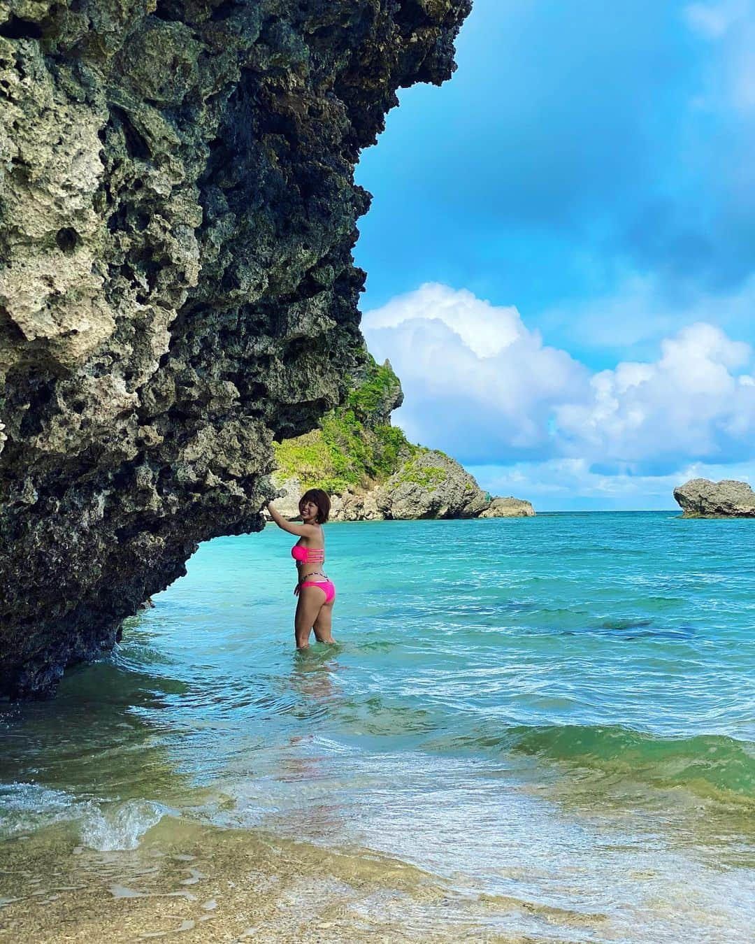 亜矢みつき（神谷充希）さんのインスタグラム写真 - (亜矢みつき（神谷充希）Instagram)「🌺🌊 岩ゴッツかった✌︎('ω'✌︎ ) #全て夏のせい  #海 #sea #沖縄 #夏 #summer #小麦肌」7月30日 9時14分 - ma.yamitsuki