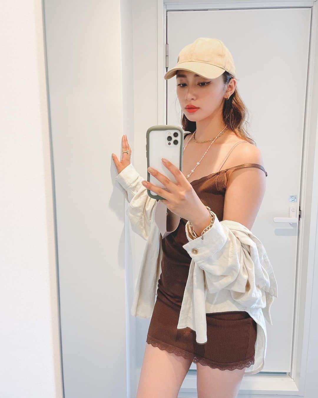 新井ニーニャのインスタグラム：「やっと華金💐 今週は新しいことしたり 子供達の用事でバタバタしたり なんだか長い一週間だったなぁ😩 女の子週間だったからより 憂鬱に感じたのかも🤦🏼‍♀️  PMSもあるし、イライラも年々増してく気がして 最近はCBD試してみたり🪔 オーガニックのサジー試してみたり🍊 色々体と向き合いながらやっていってます👩🏼‍🔬  あと何より私って運動が嫌いなので いかに楽して痩せるかっていつも考えてるんだけど (思考から痩せる気ないよね) 前に最近気になってた 服の上からでも出来るEMSに行ってきたんだよね🙌  30分で腹筋2万回の効果があるらしく お腹に当ててきたんですが まぁ、凄かった😅めっちゃ痛い😅笑 でもやってくと徐々に痛みは無くなっていって 筋トレで最高にきつい瞬間がずっとやってくる機械！って表現がわかりやすいと思う🤩🤩🤩 だから痛いの。笑  でも、あの痛みに到達するまでの精神力が そもそも備わってたら筋トレ出来るし、 私みたいに運動不足とか運動嫌いな人は 一回行ってみると良いかも🤣🧡🧡  筋トレと同じで、一回で すごいわかりやすい効果が出るわけじゃないので 継続する必要があるんだけど 通いたいわ🥺💕って切実に思いました…😩🔥  ハイフも脱毛もやってて 都度払いも出来るから気になる人は是非🙌❤️  pr @sarali.salon #サラリ #新宿エステ #EMS #30分で腹筋2万回 #美ボディ #筋トレ #脂肪燃焼 #美尻」