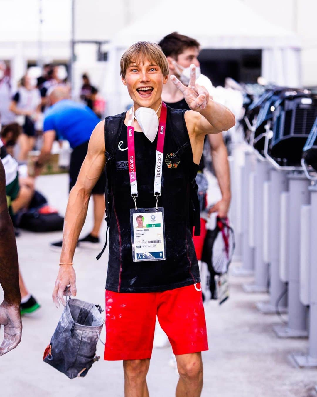 アレックス・メゴスのインスタグラム：「It has been a pleasure seeing so many familiar faces at yesterdays free training on the comp wall! After 10 days of training solely with the German team yesterday was so motivating to see almost every one of the 20 athletes, lots of coaches from other teams and photographers!  The session was hot, as expected, we all had a good time though.   @patagonia_climb @petzl_official @tenayaclimbing @cafekraft_nuernberg @nikondach @frictionlabs @fazabrushes #stylefirst #carrotsforpower   Pic @gajdaphotography」