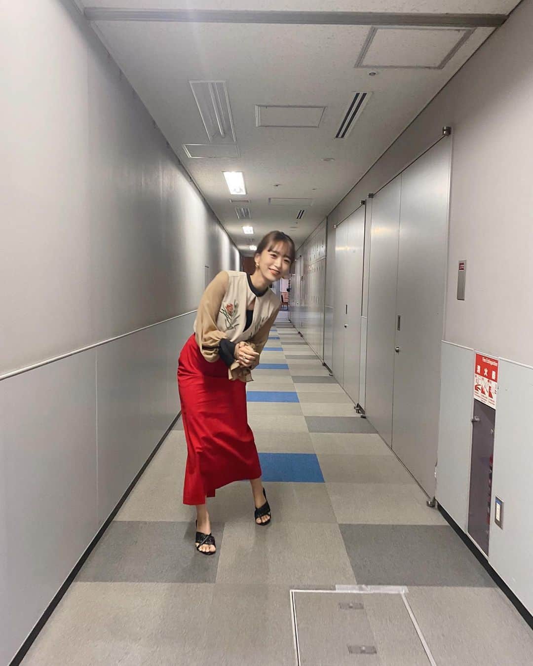 近藤千尋のインスタグラム：「今日もあさからラヴィット📺🧡 楽しかったなぁ〜 占い🔮は一位でしたが、、 サイコロはハズれてしまったー🎲笑 1時間短縮バージョン早かったなぁ🥲 もう少しスタジオに 座っていたかった。笑🥲  衣装はこちら⬇️  トップス @furuta_official  スカート @lephil_official  アクセサリー @d.u.e_official  サンダル @charleskeith_jp」