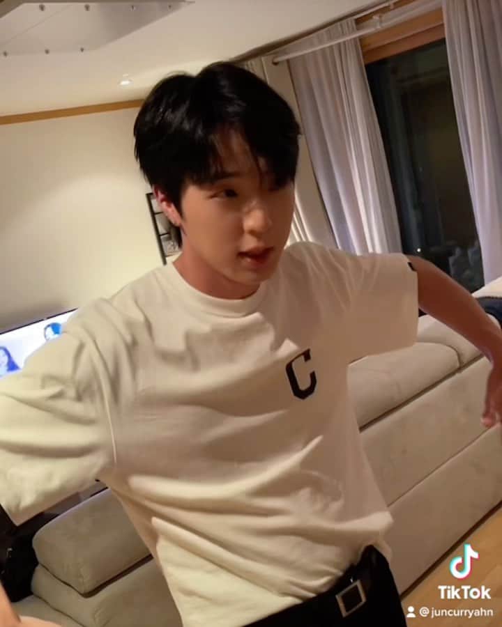 Jun Sung Ahnのインスタグラム：「Wow.. I need more friends 🥲 halp」