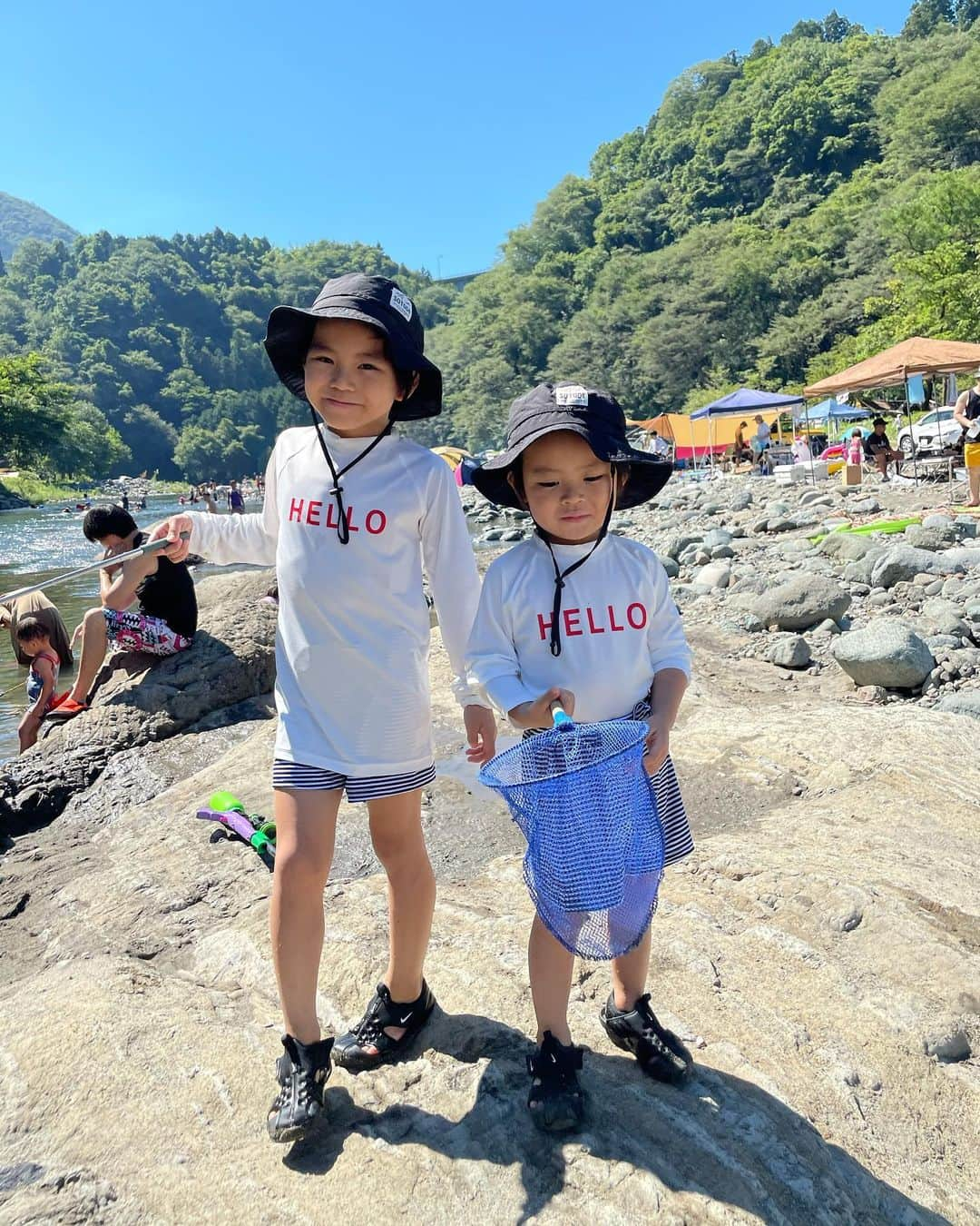 春名亜美さんのインスタグラム写真 - (春名亜美Instagram)「デイキャンプの時に息子達が着てた水着は @record_ftb のものです🩳 上下セット😊  マリンシューズは @nike  ・ ・ ・ #デイキャンプ #川遊び #川キャンプ #アウトドア #キャンプ #outdoor #子連れキャンプ #daycamp #camp #ファミリーキャンプ #兄弟 #アクアシューズ #ウォーターシューズ　#マリンシューズ #キッズラッシュガード #キッズ水着」7月30日 22時21分 - amiharunaami