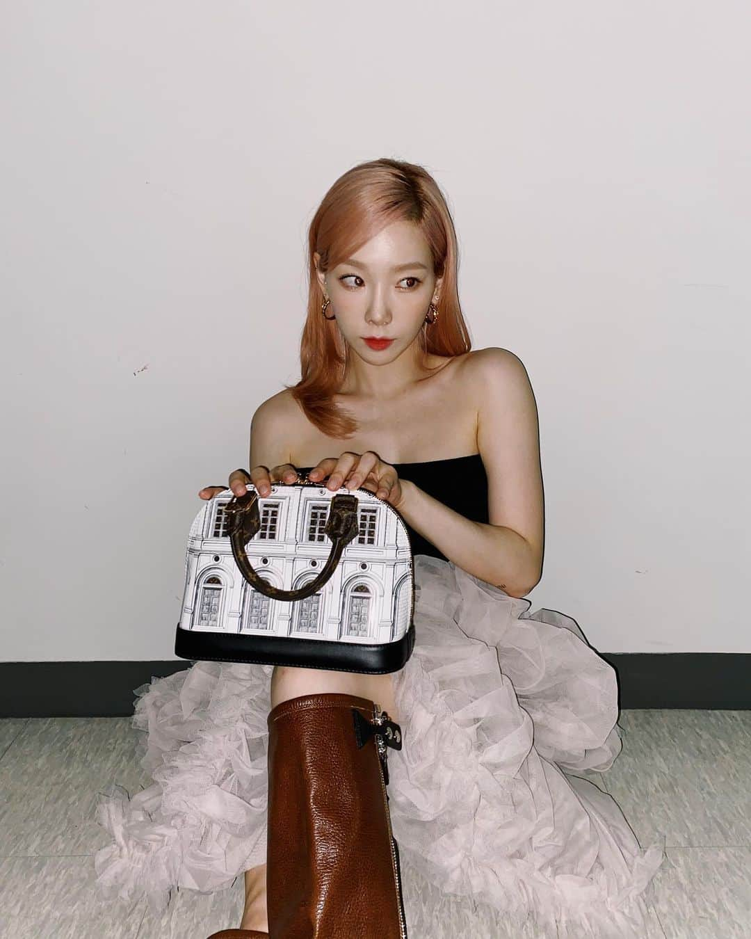 テヨン さんのインスタグラム写真 - (テヨン Instagram)「🦢🖤 #광고 #LVFW21 @louisvuitton @nicolasghesquiere」7月30日 22時21分 - taeyeon_ss