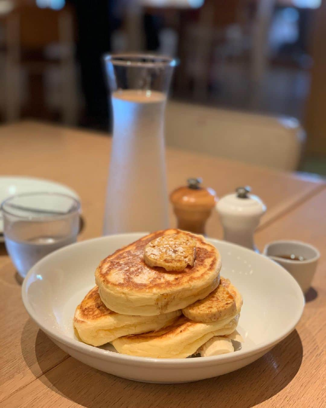 桜井莉菜さんのインスタグラム写真 - (桜井莉菜Instagram)「billsのパンケーキ好き🥺🥞 私は硬めのホットケーキより、 ぷるぷるふわふわの柔らかい パンケーキ派💖 なので、 @billsjapan  @ahappypancake  @512cafe_official  のパンケーキが好き🥰 順位は付けれない！ 全部同じくらい好き過ぎる💓 この気持ちわかる人います？🤤❤️ 後、ぷるふわ系のパンケーキでオススメあるよって人も是非教えて下さい🤤🤤🤤❣️  #パンケーキ#bills#ふわぷるパンケーキ」7月30日 20時52分 - rina__sakurai