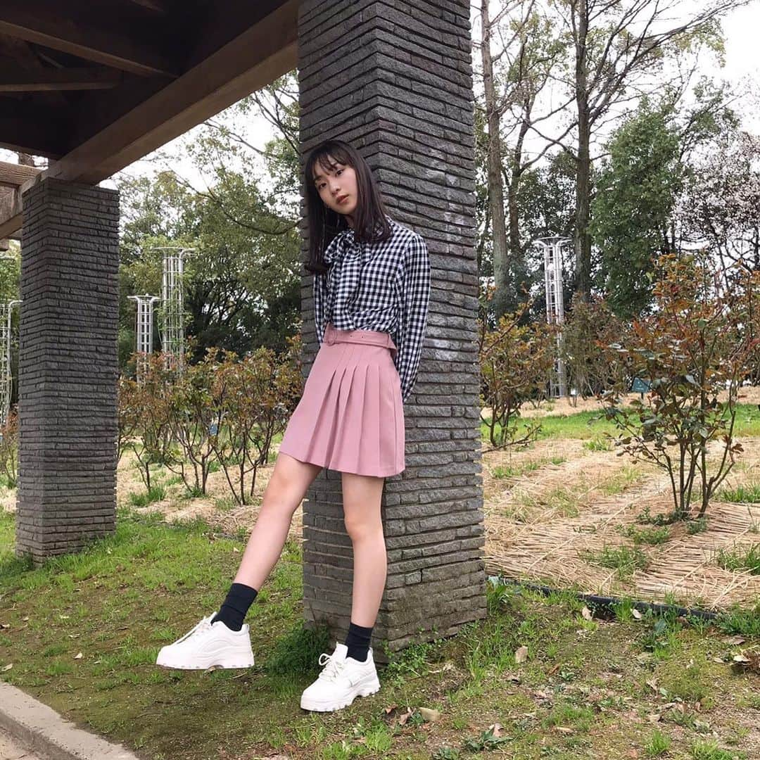 新潮社「ニコラ」さんのインスタグラム写真 - (新潮社「ニコラ」Instagram)「・ 韓国風ガーリーコーデ🖤💗 ・ ギンガムチェックのリボンブラウスと、ピンクの変形スカートで韓国っぽくしました❕ ・ ・ ゴツめのスニーカーでカジュアルダウンもしました☺︎ ・ tops▷▷repipi armario skirt▷▷tity&co. shoes▷▷ネットで  #太田雫 #シズク #ニコモSNAP #ニコモ #ニコラ #nicola #中学生 #jc3 #今日のコーデ #きょコ #お洒落さんと繋がりたい」7月30日 21時22分 - nicola_snap