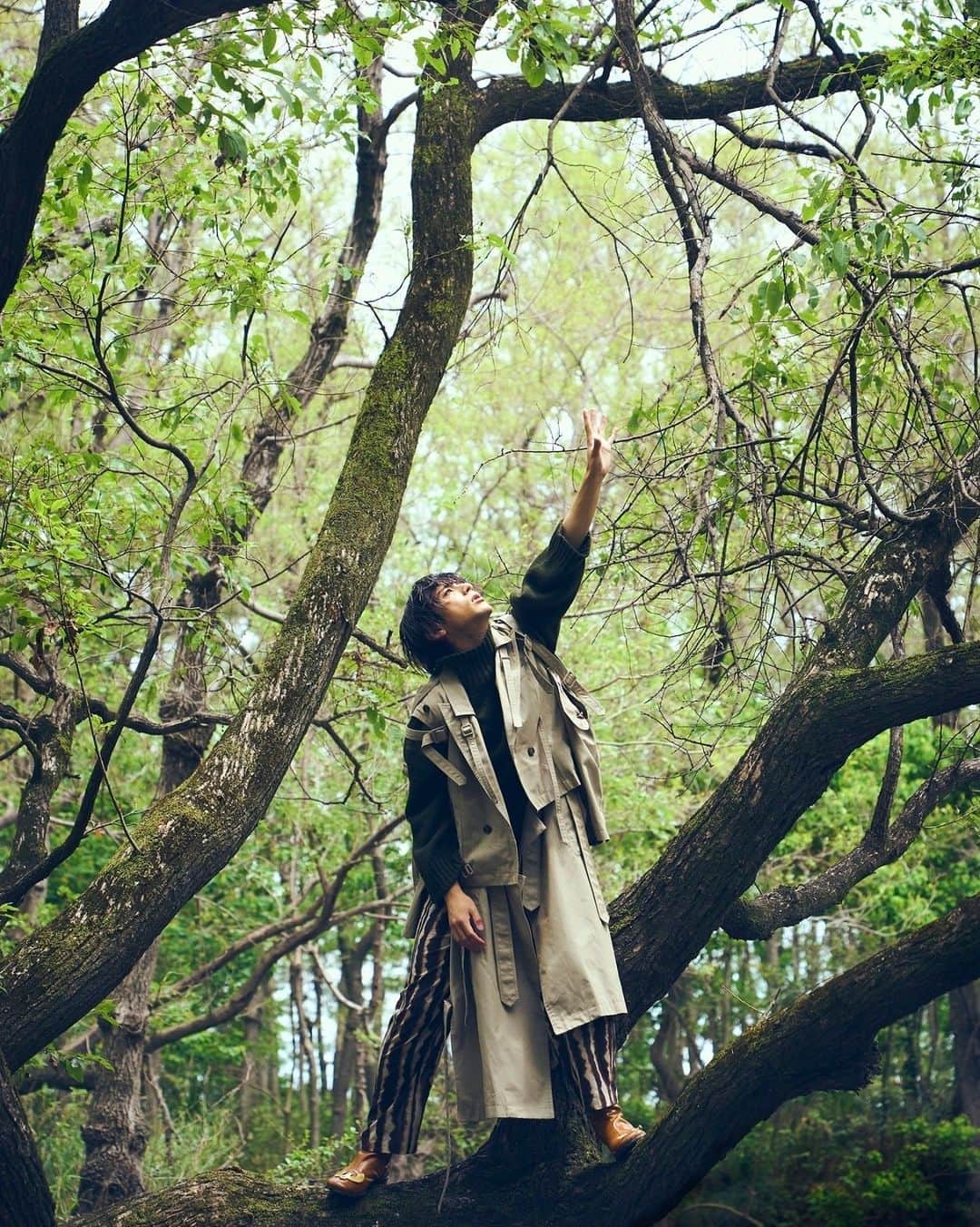 山田裕貴さんのインスタグラム写真 - (山田裕貴Instagram)「『装苑』発売中です  メイクさんと衣裳さんとカメラマンさんと ロケーションさんと 陽の光さんと大地と木々と風と 装苑さんのおかげで よい写真になったかと…  ありがとうございました」7月30日 21時20分 - 00_yuki_y